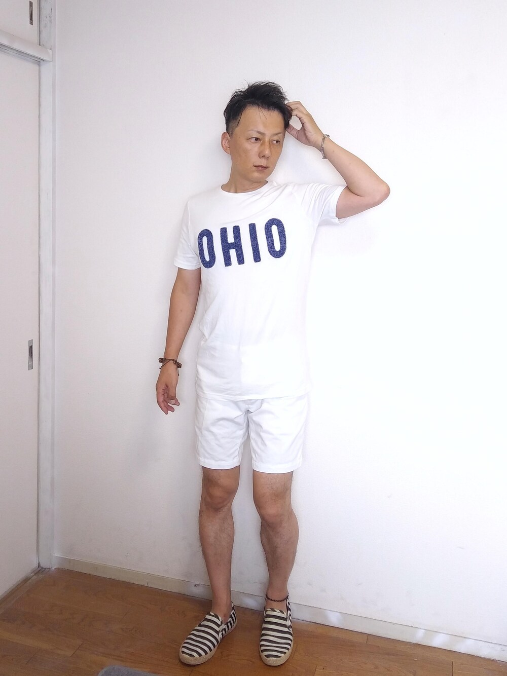 「夏、Tシャツ、白、大人カジュアル、休日スタイル、プチプラ、ootd、シンプルコーデ、低身長」｜「H&Mのアイテム（Tシャツ/カットソー、ホワイト系）」を使った、nunuhomme【アラフィフ】さん（メンズ・166cm）の夏コーディネートの1枚目の写真