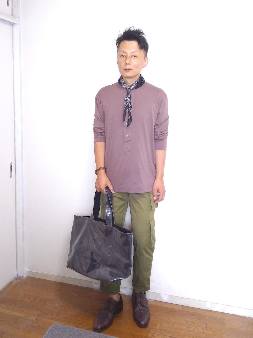 「秋色、休日スタイル、プチプラ、きれいめカジュアル、ootd、低身長、オトナカジュアル、秋コーデ」｜「UNIQLOのスーピマコットンプルオーバーシャツ（Tシャツ/カットソー、パープル系）」を使った、nunuhomme【アラフィフ】さん（メンズ・166cm）の秋コーディネートの1枚目の写真