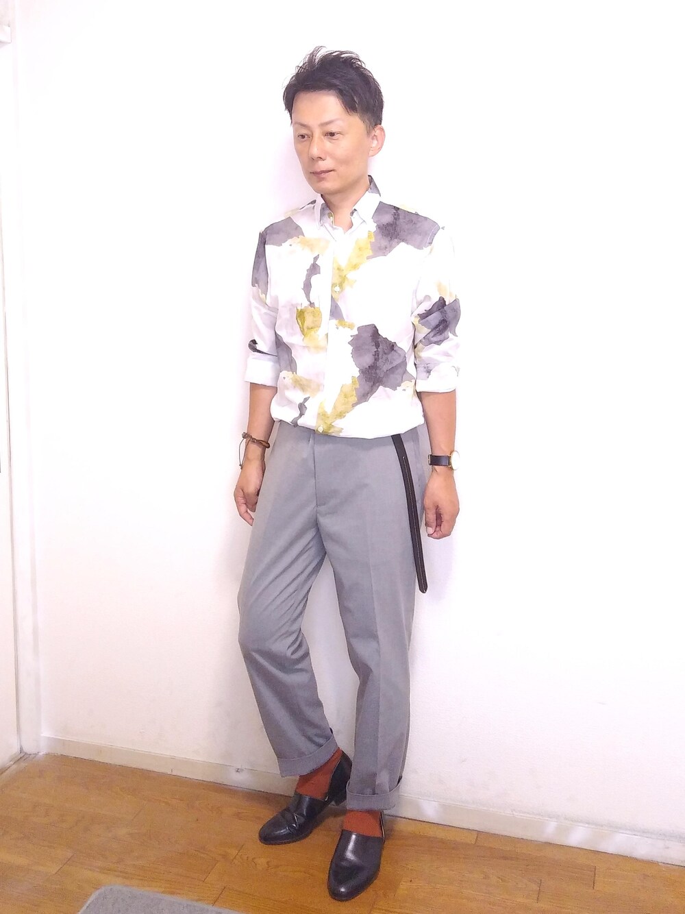 「秋のコーデ、スラックス、ZARA、プチプラ、タックイン、きれいめカジュアル、ootd、シャツスタイル、低身長、オトナカジュアル」｜「ZARA MANのプリント柄ボイル地シャツ（シャツ/ブラウス、ホワイト系）」を使った、nunuhomme【アラフィフ】さん（メンズ・166cm）の秋コーディネートの1枚目の写真