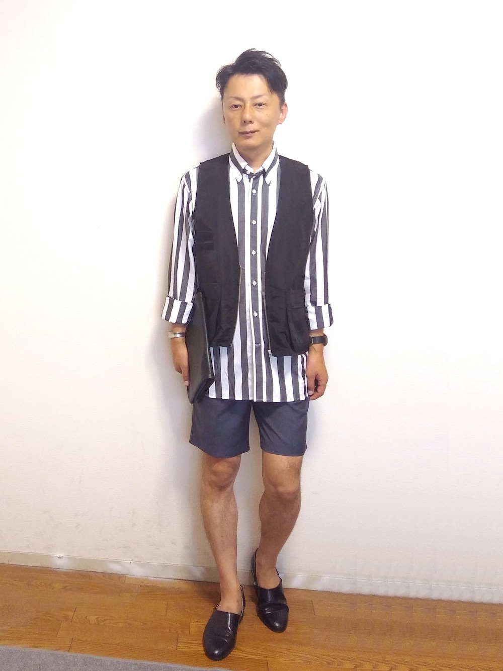 「ビッグシルエット、モノトーン、プチプラ、きれいめカジュアル、ootd、シャツスタイル、低身長、ゆるコーデ、オトナカジュアル、秋コーデ」｜「WEGOのWEGO/ナイロンZIPベスト（ベスト、ブラック系）」を使った、nunuhomme【アラフィフ】さん（メンズ・166cm）の秋コーディネートの1枚目の写真