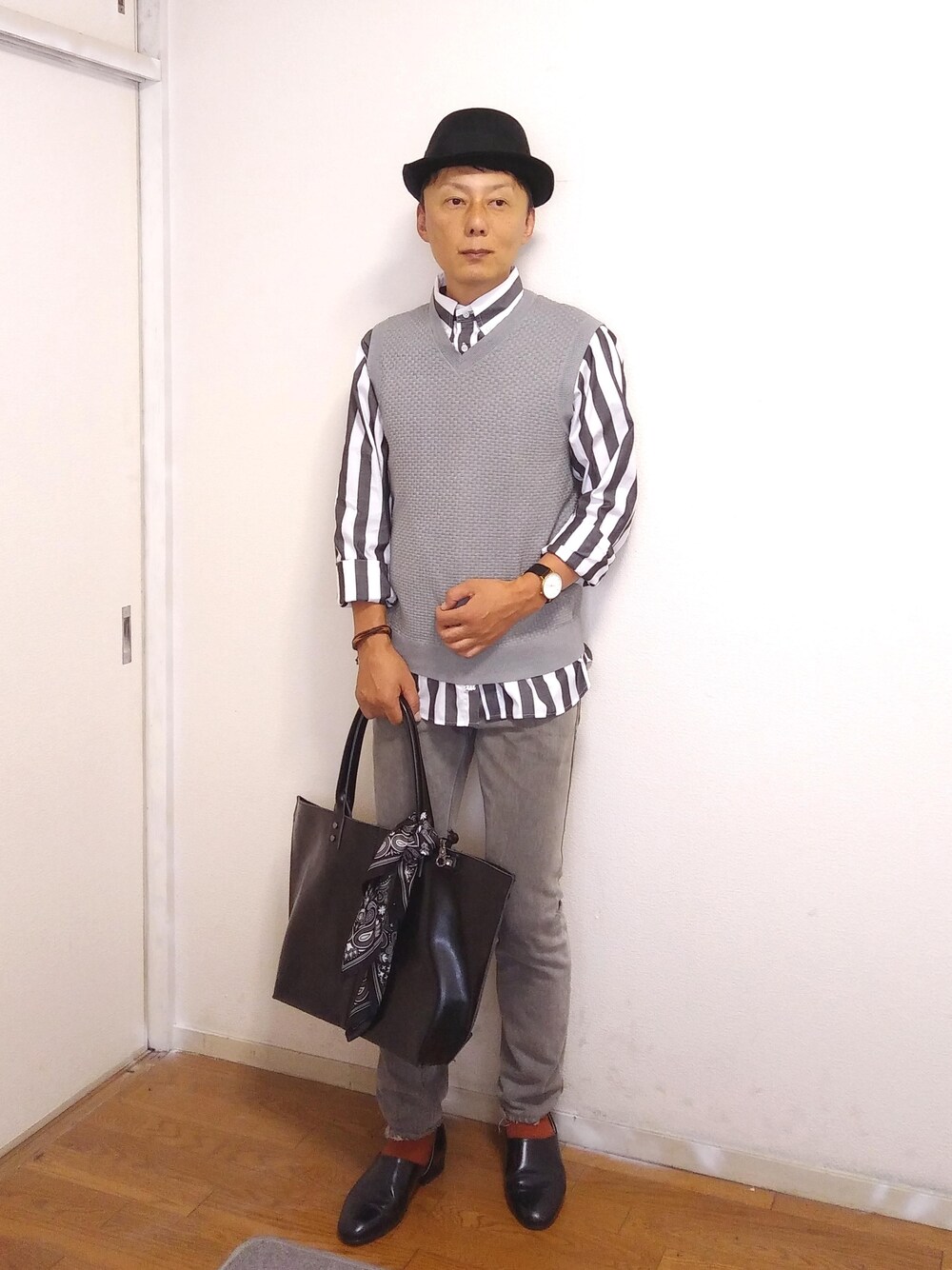 「グレー、秋のコーデ、プチプラ、きれいめカジュアル、ootd、シャツスタイル、低身長、オトナカジュアル」｜「BEAMSのアイテム（シャツ/ブラウス、ブラック系）」を使った、nunuhomme【アラフィフ】さん（メンズ・166cm）の秋コーディネートの1枚目の写真