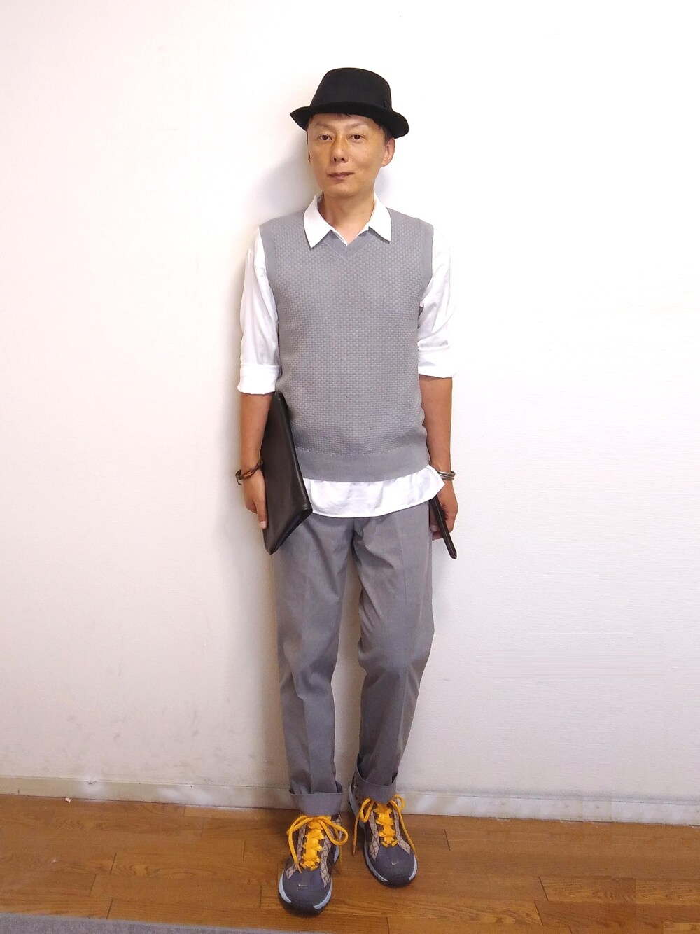 「スニーカー、シンプル、UNIQLO、秋のコーデ、プチプラ、きれいめカジュアル、ootd、低身長、秋、オトナカジュアル」｜「GUのリンクスVネックベスト（グレーに染色）（ベスト、グレー系）」を使った、nunuhomme【アラフィフ】さん（メンズ・166cm）の秋コーディネートの1枚目の写真