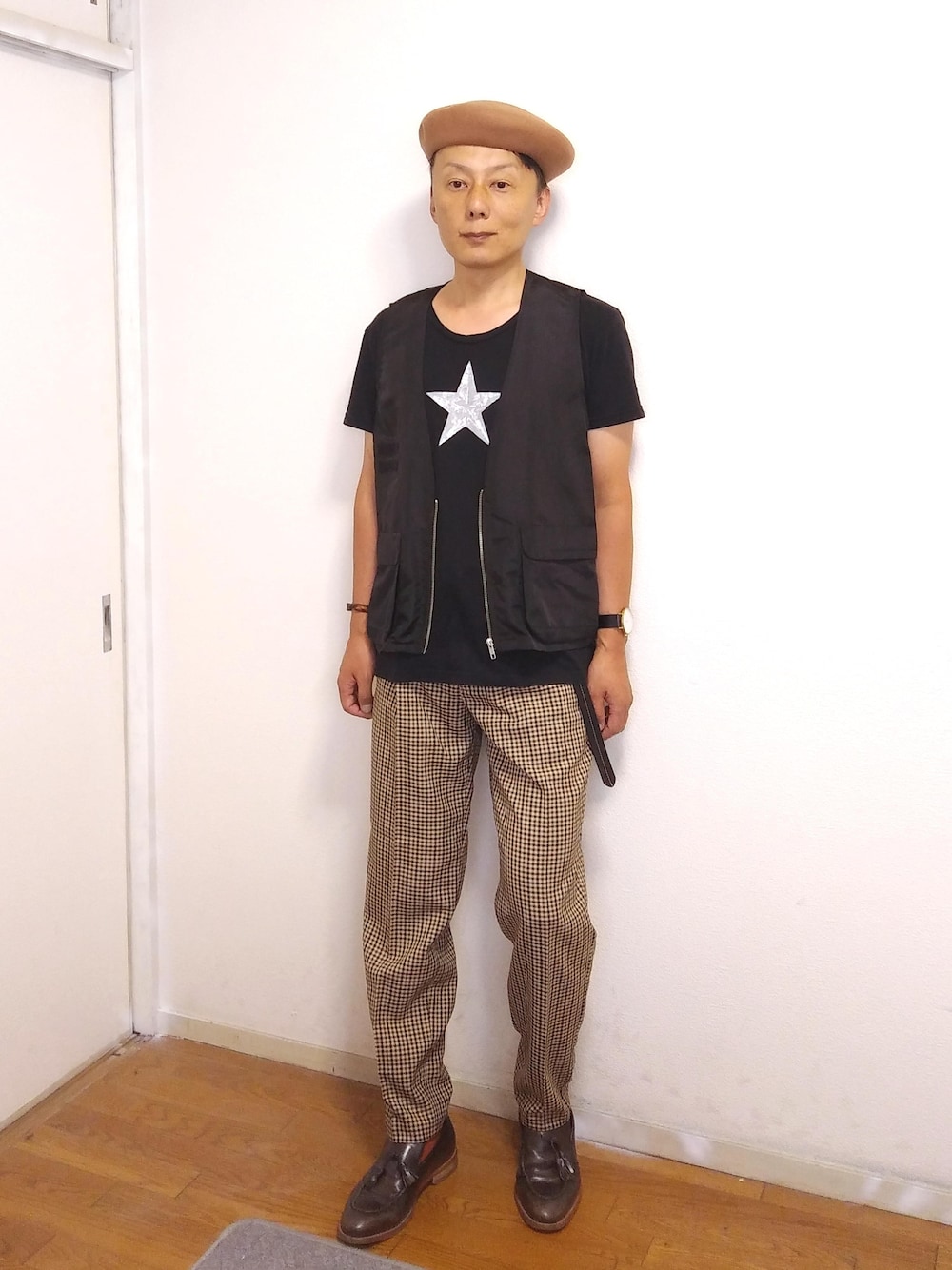 「チェック、カジュアル、秋のコーデ、休日スタイル、プチプラ、ootd、低身長、オトナカジュアル、おしゃれさんと繋がりたい、秋のブラウンスタイル」｜「glambのアイテム（Tシャツ/カットソー、ブラック系）」を使った、nunuhomme【アラフィフ】さん（メンズ・166cm）の秋コーディネートの1枚目の写真