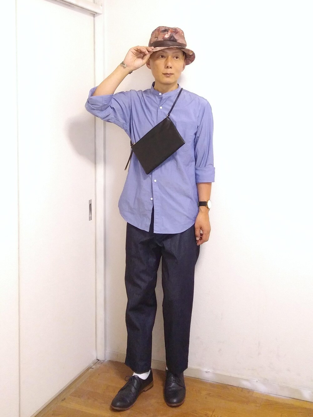 「シンプル、秋のコーデ、休日スタイル、プチプラ、きれいめカジュアル、ootd、低身長、オトナカジュアル、サコッシュ」｜「UNIQLOのアイテム（シャツ/ブラウス、ブルー系）」を使った、nunuhomme【アラフィフ】さん（メンズ・166cm）の秋コーディネートの1枚目の写真