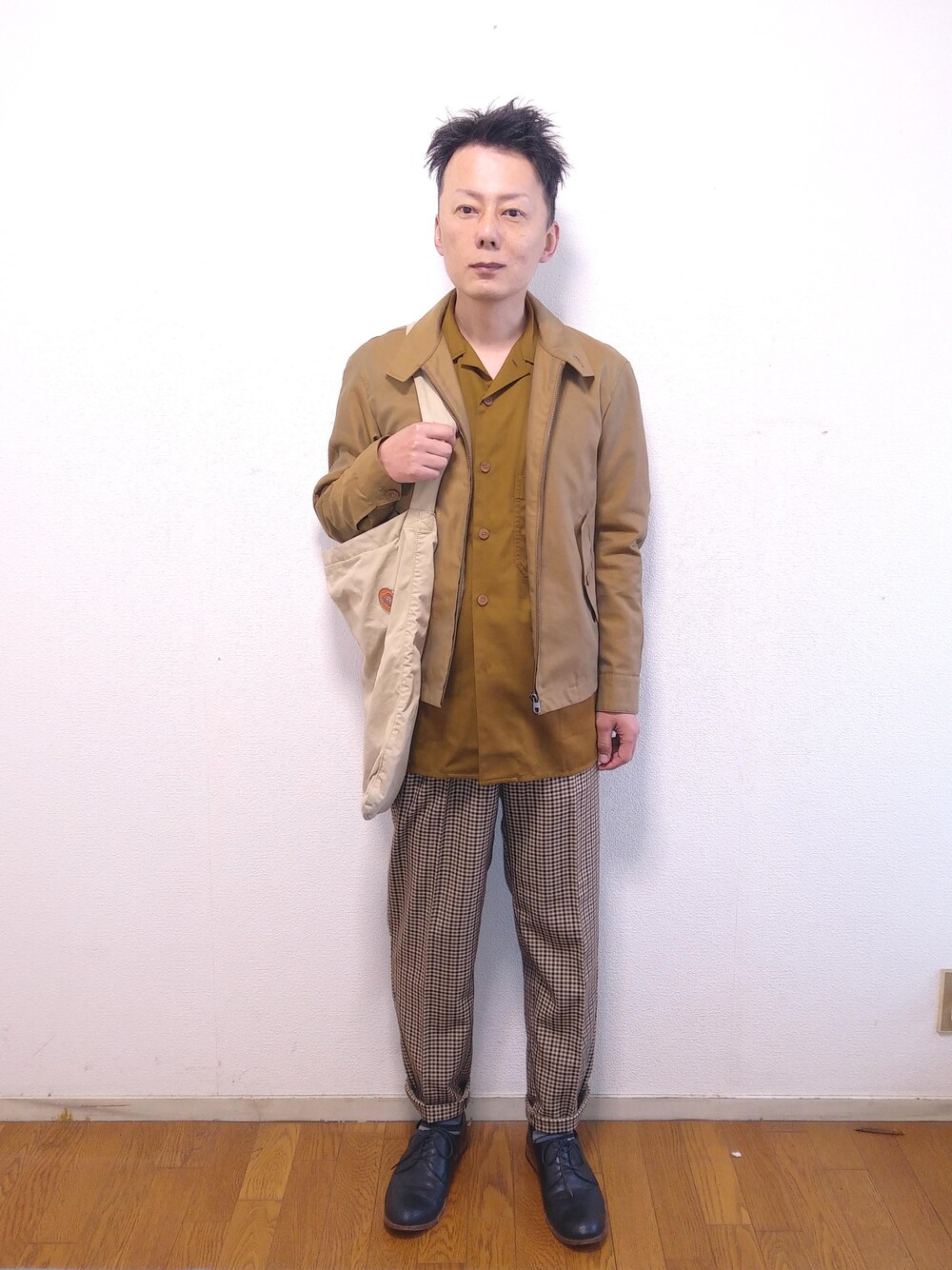 「大人カジュアル、ブラウン、プチプラ、きれいめカジュアル、春、ootd、春コーデ、低身長、アラフィフ、おしゃれさんと繋がりたい」｜「UNIQLOのスウィングトップ（ブルゾン、ブラウン系）」を使った、nunuhomme【アラフィフ】さん（メンズ・166cm）の春コーディネートの1枚目の写真