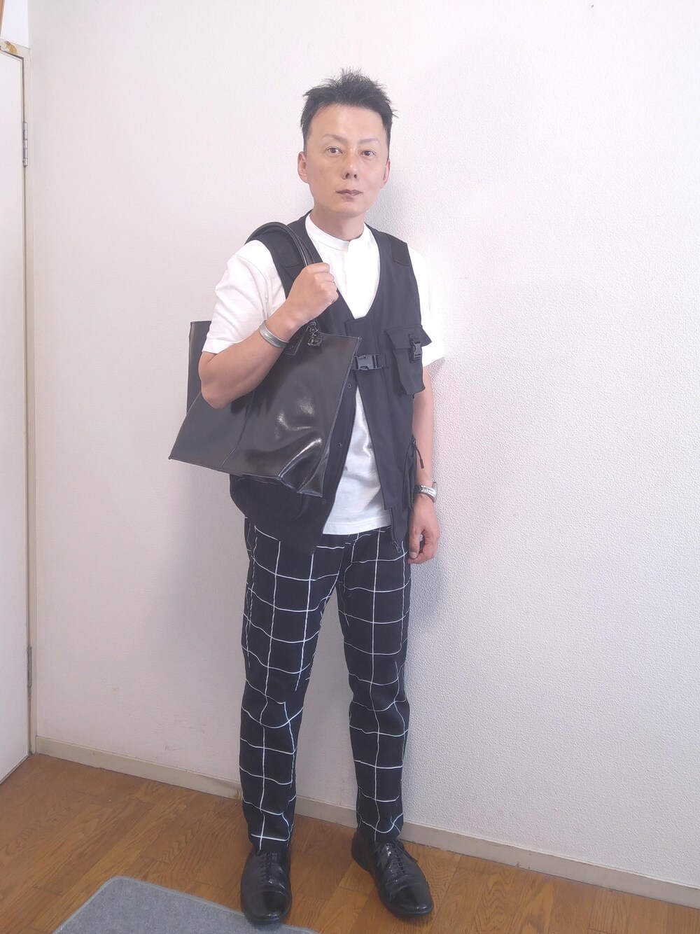 「モノトーン、大人カジュアル、休日スタイル、プチプラ、ootd、春夏コーデ、低身長、フィッシングベスト、アラフィフ、おしゃれさんと繋がりたい」｜「ZARAのユーティリティベスト（ベスト、ブラック系）」を使った、nunuhomme【アラフィフ】さん（メンズ・166cm）の春コーディネートの1枚目の写真