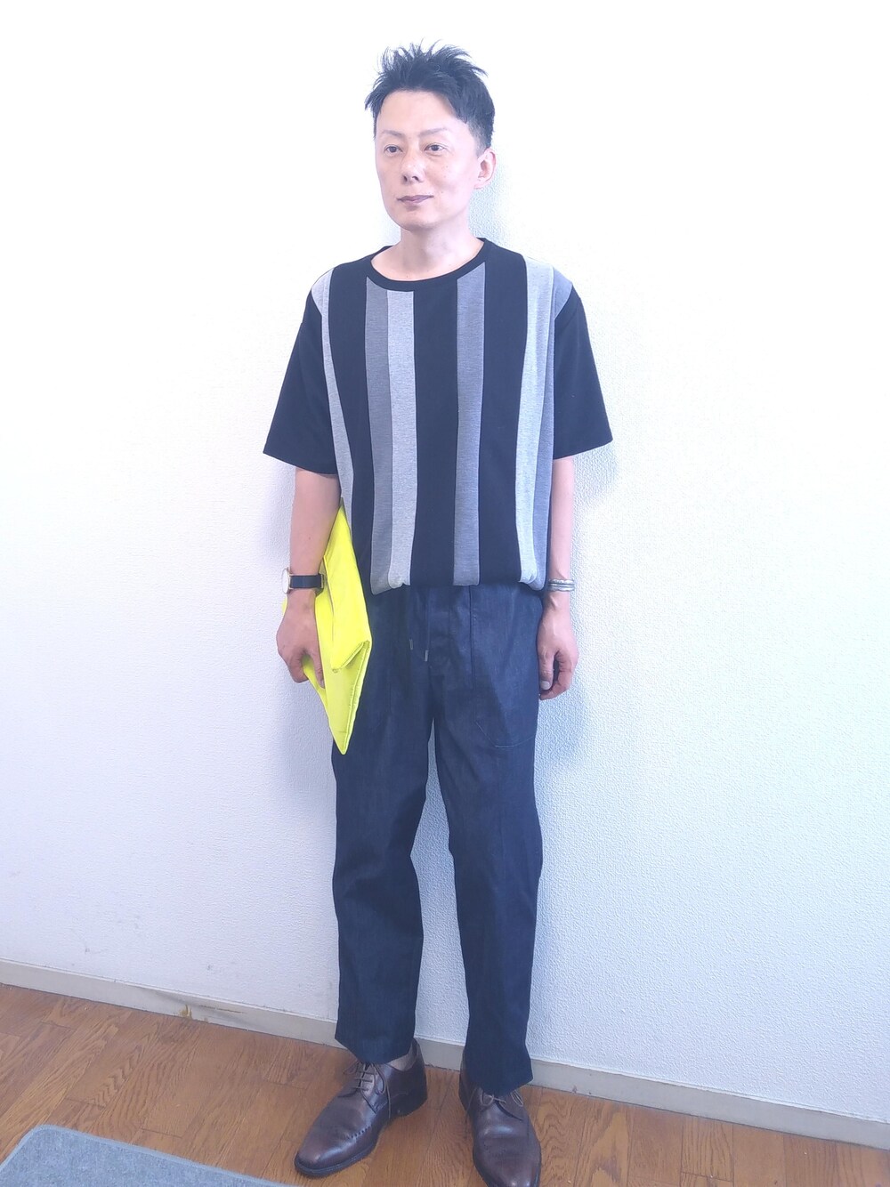 「モノトーン、大人カジュアル、プチプラ、ootd、夏コーデ、低身長、差し色(黄色)、アラフィフ、おしゃれさんと繋がりたい」｜「UNITED TOKYOの半袖Tシャツ（Tシャツ/カットソー、グレー系）」を使った、nunuhomme【アラフィフ】さん（メンズ・166cm）の夏コーディネートの1枚目の写真