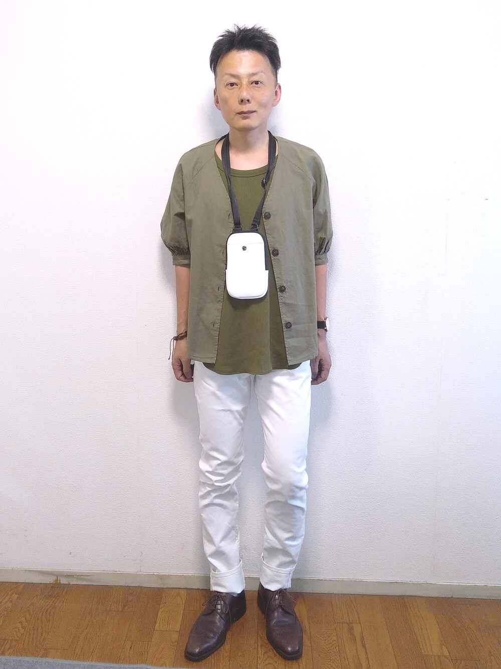 「大人カジュアル、プチプラ、ootd、夏コーデ、低身長、カーキ×ホワイト、レディース男子、アラフィフ、おしゃれさんと繋がりたい」｜「GUのリネンブレンドフロントボタンブラウス（シャツ/ブラウス、グリーン系）」を使った、nunuhomme【アラフィフ】さん（メンズ・166cm）の夏コーディネートの1枚目の写真