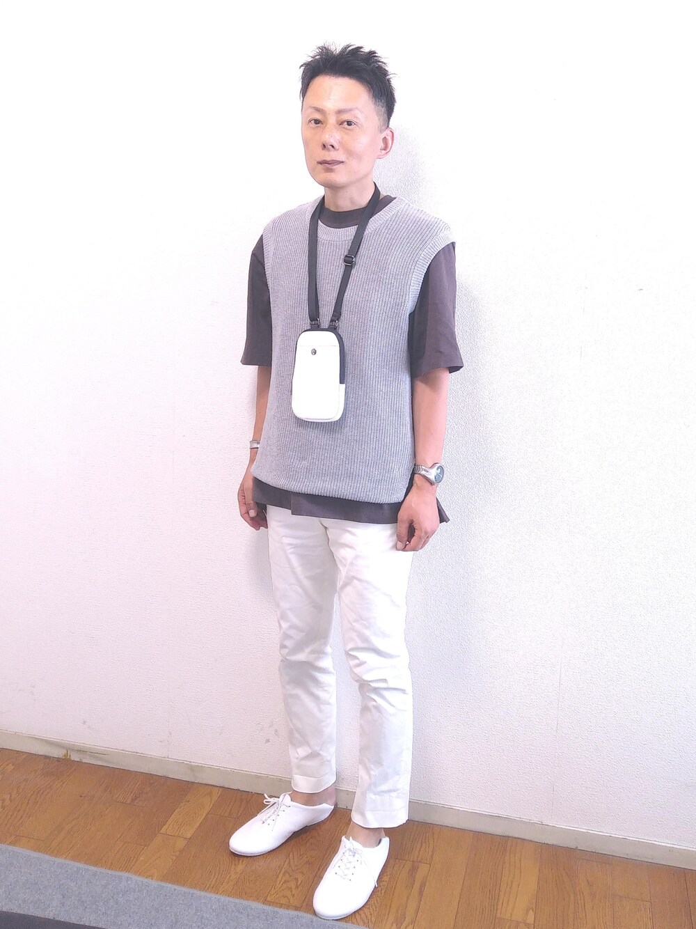 「秋のコーデ、ニットベスト、プチプラ、ootd、低身長、ゆるコーデ、アラフィフ、おしゃれさんと繋がりたい、秋のカフェオレコーデ」｜「UNIQLOのオーバーサイズクルーネックT（Tシャツ/カットソー、ブラウン系）」を使った、nunuhomme【アラフィフ】さん（メンズ・166cm）の秋コーディネートの1枚目の写真