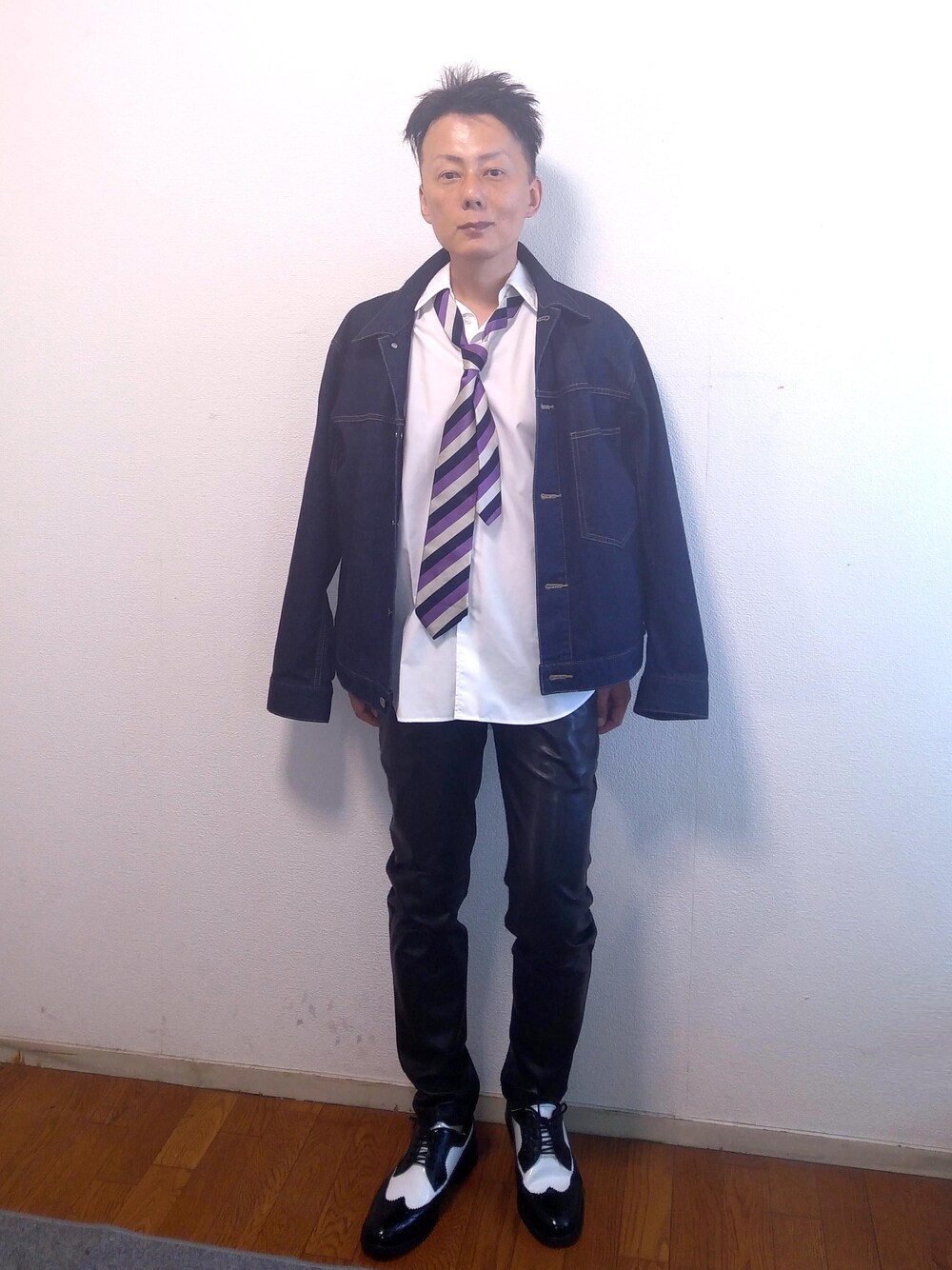 「秋のコーデ、大人カジュアル、Gジャン、肩掛け、プチプラ、レザーパンツ、ootd、低身長、アラフィフ、おしゃれさんと繋がりたい」｜「UNIQLOのデニムジャケット（UNIQLO U）（デニムジャケット、ブルー系）」を使った、nunuhomme【アラフィフ】さん（メンズ・166cm）の秋コーディネートの1枚目の写真