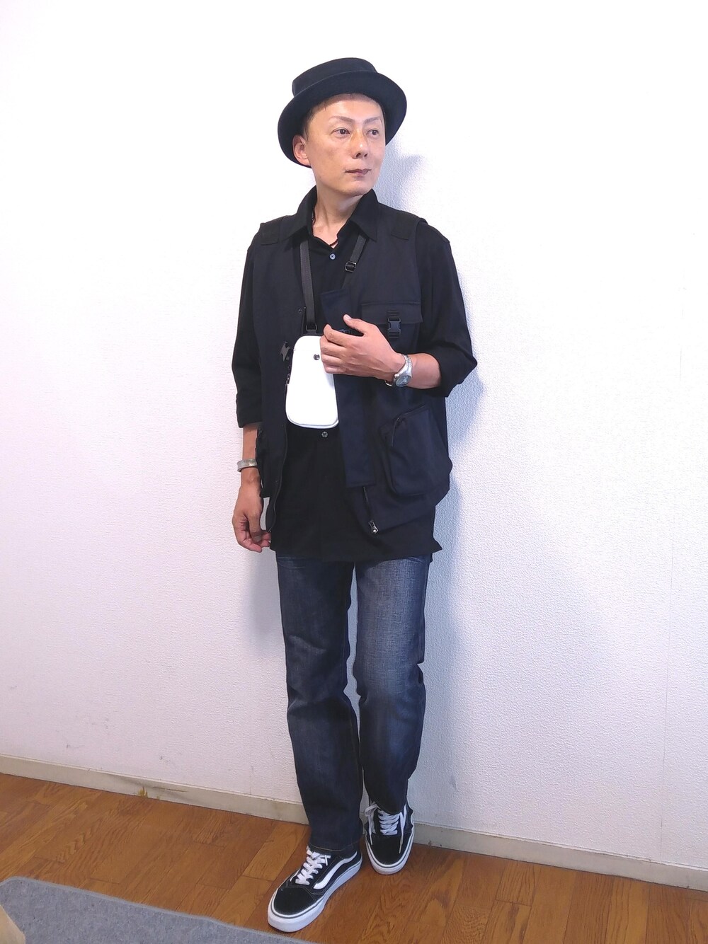 「VANS、秋のコーデ、大人カジュアル、休日スタイル、プチプラ、ootd、低身長、デニムコーデ、アラフィフ、おしゃれさんと繋がりたい」｜「ZARAのユーティリティベスト（ベスト、ブラック系）」を使った、nunuhomme【アラフィフ】さん（メンズ・166cm）の秋コーディネートの1枚目の写真