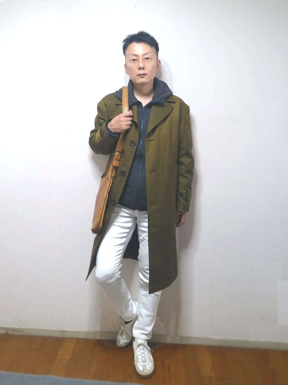 「ご近所コーデ、春、ootd、プチプラコーデ、買い物コーデ、低身長コーデ、5000円以内コーデ、アラフィフ、おしゃれさんと繋がりたい、冬春コーデ」｜「GERMAN TRAINERの【Begin(ビギン)掲載アイテム】 GERMAN TRAINER （ジャーマントレーナー） / レースアップ スニーカー 1183（スニーカー、ホワイト系）」を使った、nunuhomme【アラフィフ】さん（メンズ・166cm）の冬コーディネートの1枚目の写真