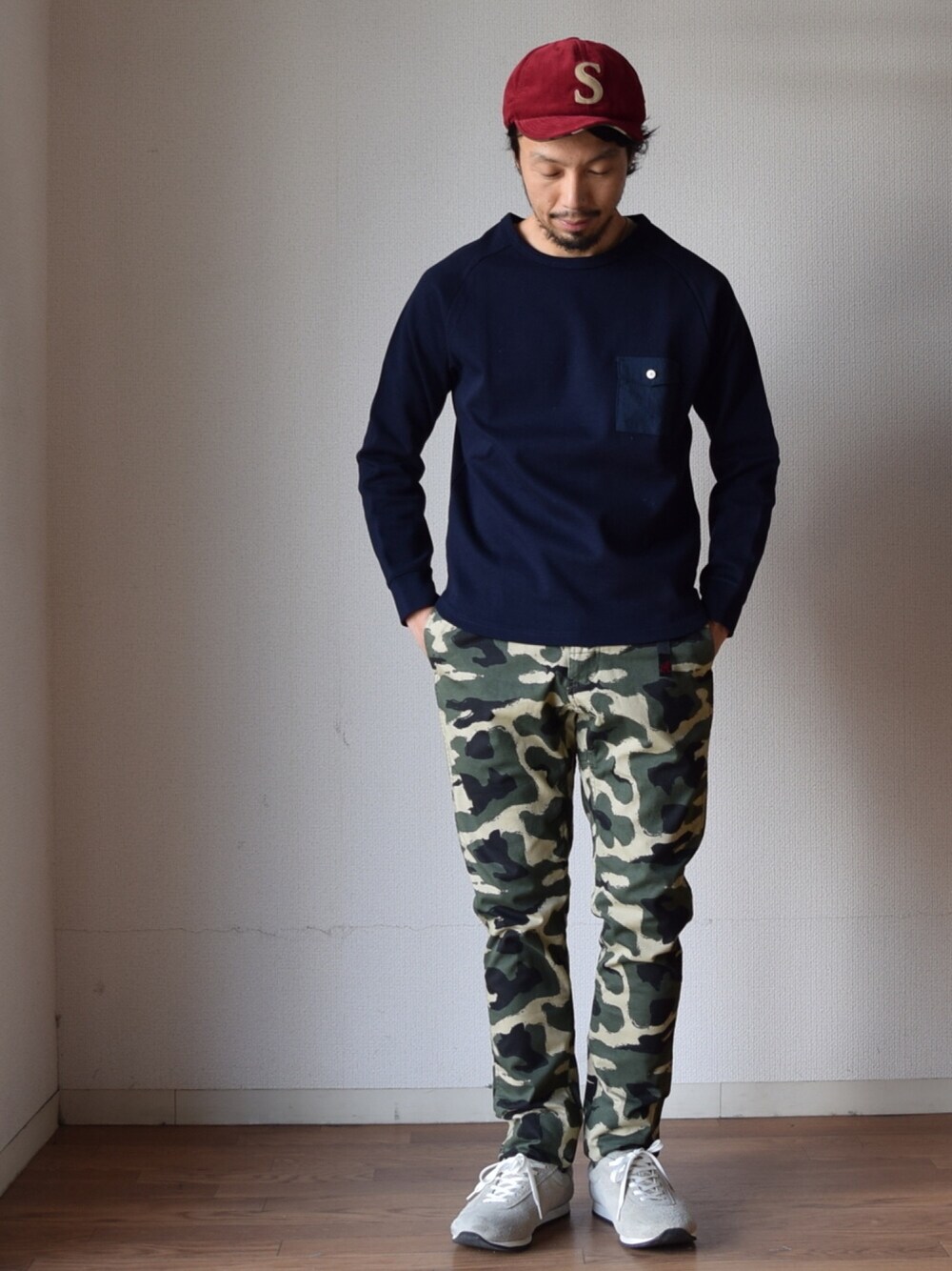 ブルー系のTシャツ/カットソー、グリーン系のその他パンツ、グレー系のスニーカーを着用したメンズの春コーディネートの1枚目の写真