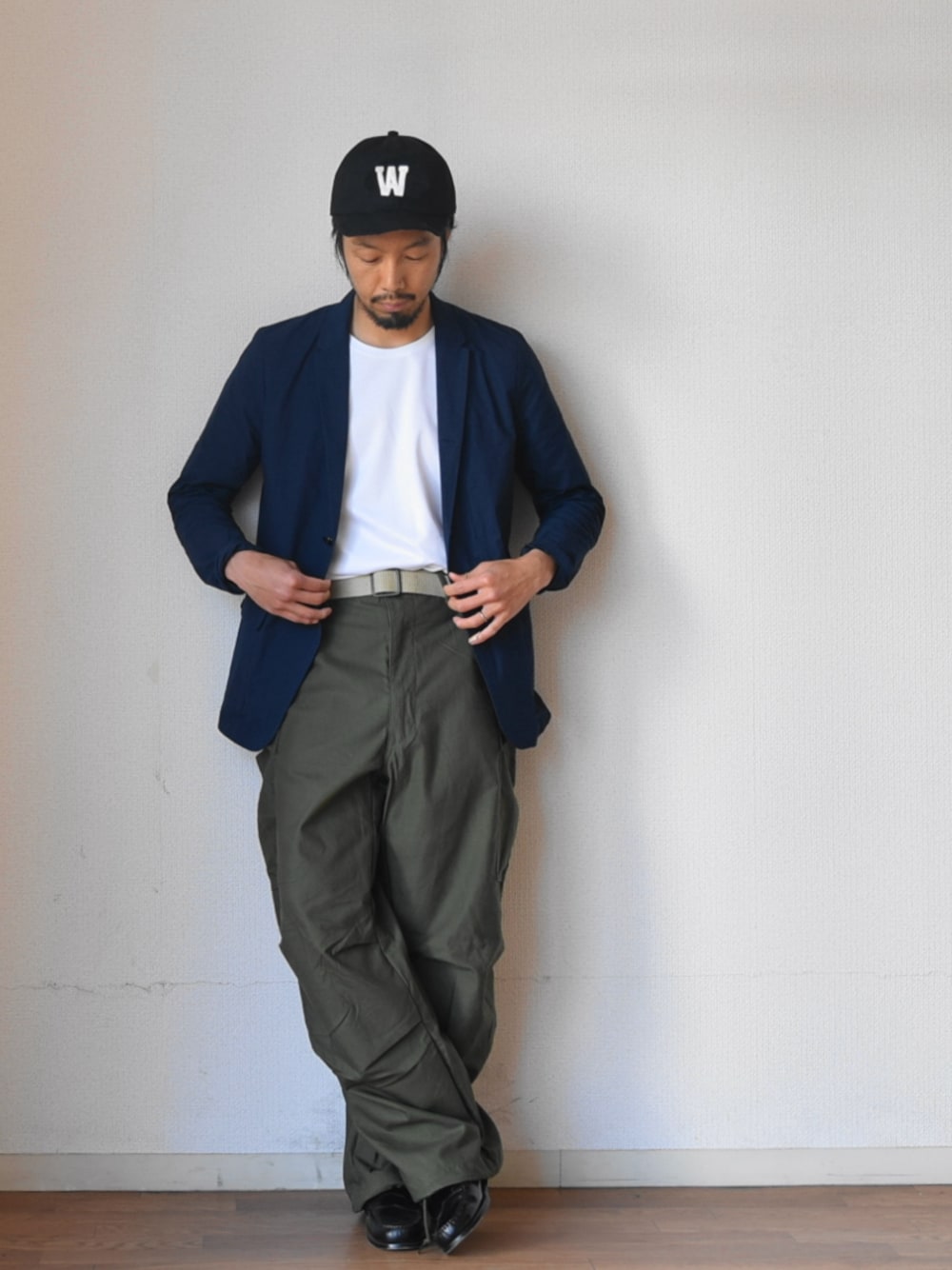 その他のキャップを着用したメンズの春コーディネートの1枚目の写真