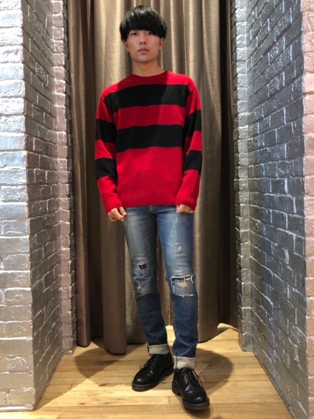 「ニット、カジュアル、ボーダー、シンプル、ロック、大人カジュアル、Hysteric Glamour、秋コーデ」｜「HYSTERIC GLAMOURのKPR加工ISKOデニム リメイクスリムパンツ（デニムパンツ、ブルー系）」を使った、TAIYOさん（メンズ・171cm）の秋コーディネートの1枚目の写真