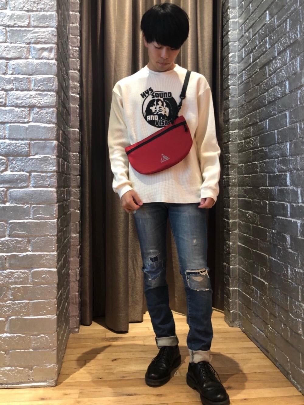 「ニット、デニム、カジュアル、シンプル、ストリート、大人カジュアル、Hysteric Glamour、秋コーデ」｜「HYSTERIC GLAMOURのKPR加工ISKOデニム リメイクスリムパンツ（デニムパンツ、ブルー系）」を使った、TAIYOさん（メンズ・171cm）の秋コーディネートの1枚目の写真