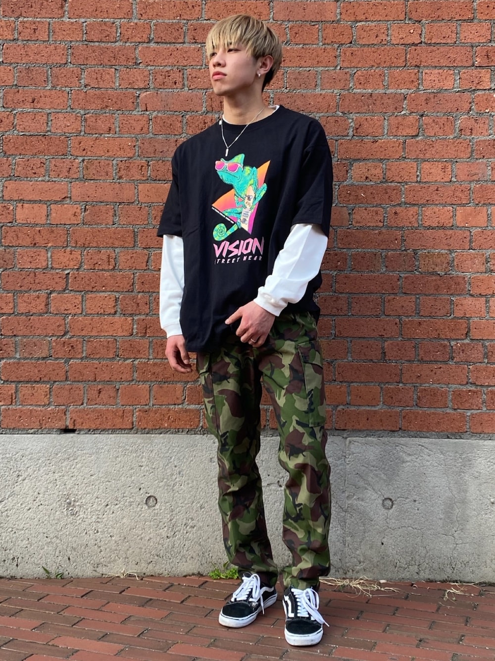 「ストリート、迷彩、VISION、VANS、休日スタイル、オーバーサイズ、スニーカーコーデ、いいね、save、フォローお願いします🤑、ビッグシルエット、カジュアル」｜「BACK NUMBERの【BACK NUMBER / バックナンバー】WORLD CARGO イギリス軍 コンバットカーゴ（カーゴパンツ、グリーン系）」を使った、キルさん（メンズ・177cm）の春コーディネートの1枚目の写真