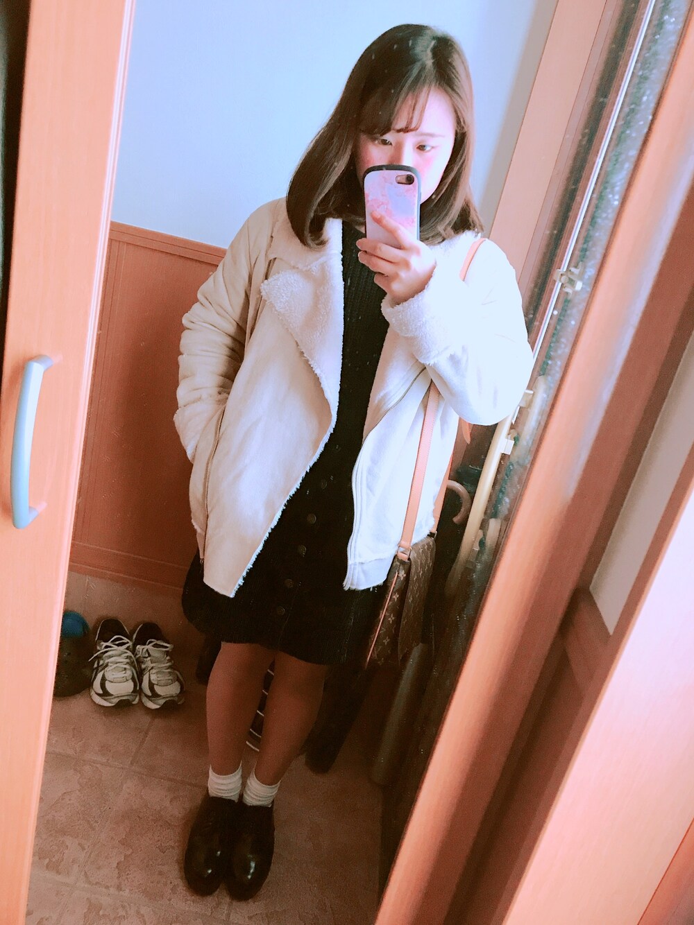 「黒、スカート」｜「OLIVE des OLIVEのアイテム（ライダースジャケット、ベージュ系）」を使った、やまもと 。さん（レディース・154cm）の冬コーディネートの1枚目の写真