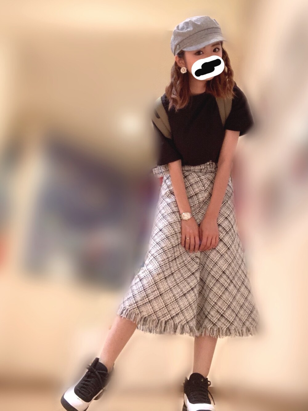 「ロンスカ、Tシャツ、黒Tシャツ、チェックスカート、ジャンプマンプロ、ジャンプマン、キャスケット」｜「ZARAのアイテム（キャスケット、グレー系）」を使った、umekoさん（レディース・160cm）の春コーディネートの1枚目の写真