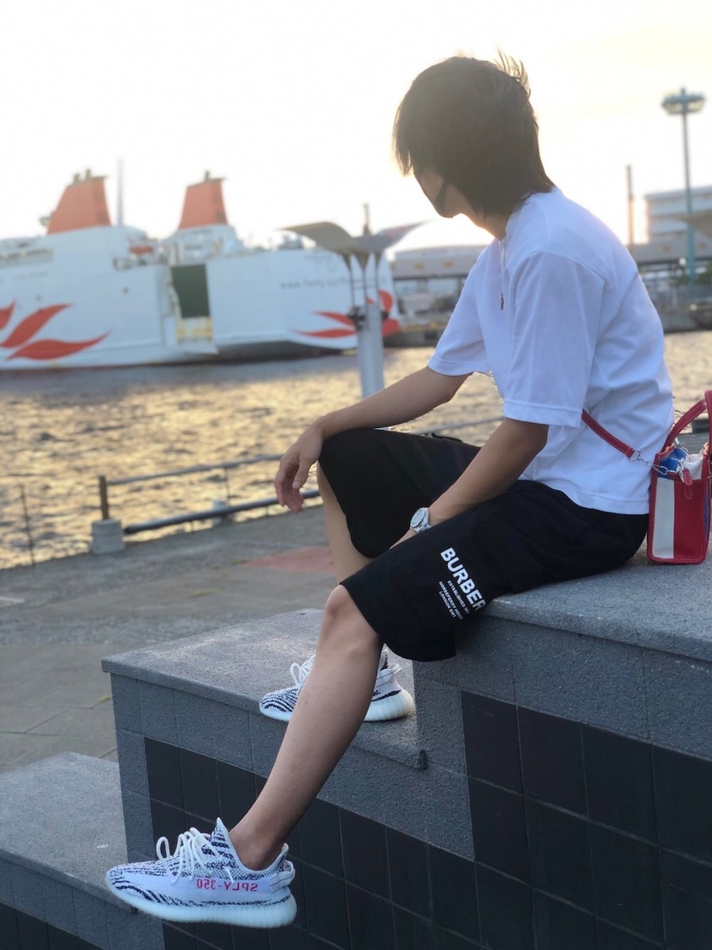 「夏、夏だ！Tシャツ着よう！、白Tシャツ、スニーカー、ハーフパンツ、ビッグシルエット、ラフ、シンプル、ユニクロ、おしゃれさんと繋がりたい」｜「UNIQLOのエアリズムコットンオーバーサイズTシャツ（5分袖）（Tシャツ/カットソー、ホワイト系）」を使った、わがハイさん（メンズ・179cm）の夏コーディネートの1枚目の写真