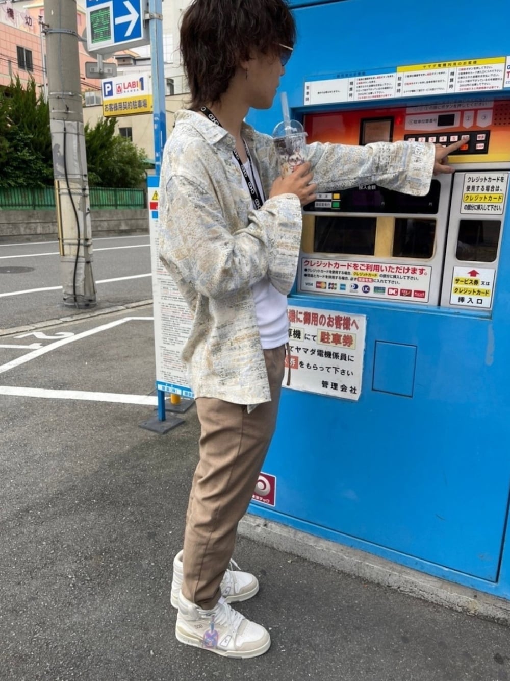 LOUIS VUITTONのスニーカー（ホワイト系）を使った人気