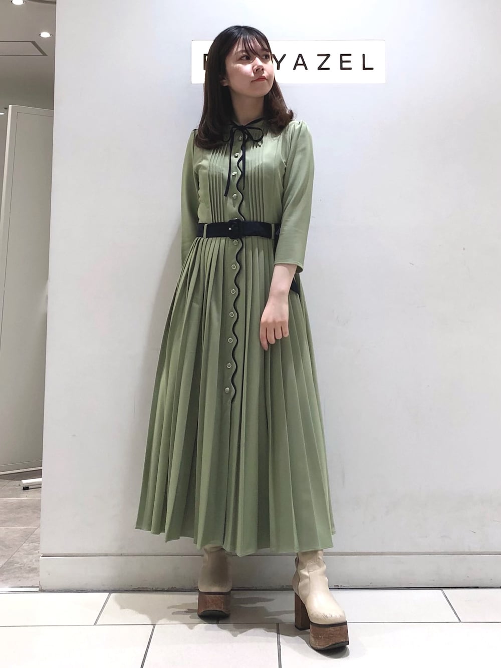 ブルー系のワンピースを着用したレディースの冬コーディネートの1枚目の写真