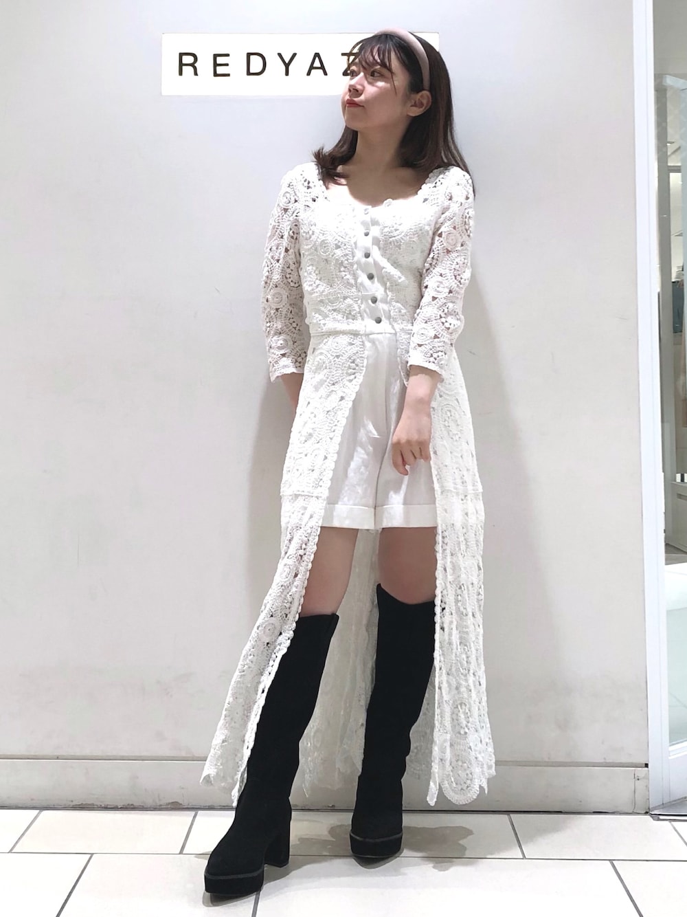 ホワイト系のつなぎ/オールインワンを着用したレディースの冬コーディネートの1枚目の写真