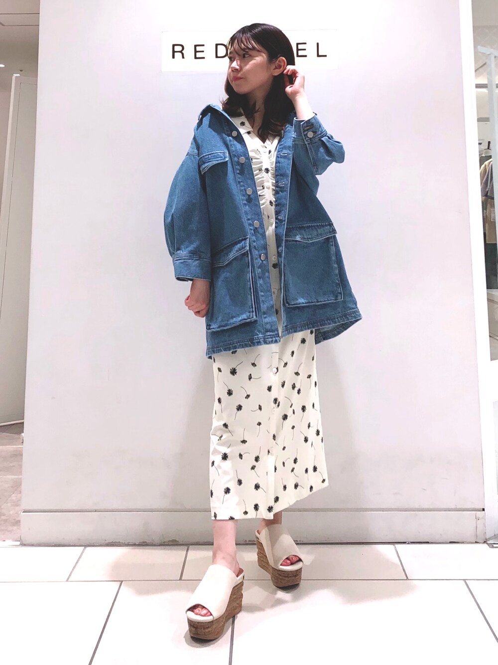 ブルー系のデニムジャケット、ホワイト系のワンピース、ホワイト系のワンピース/ドレスを着用したレディースの春コーディネートの1枚目の写真