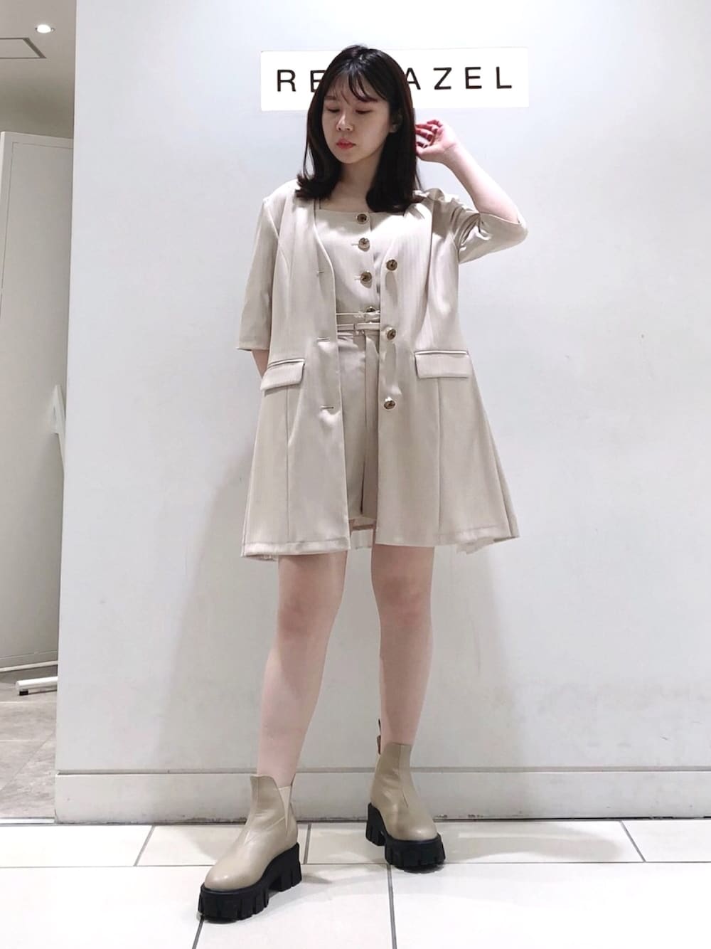 ベージュ系のノーカラージャケット、ベージュ系のキャミソール、ベージュ系のその他パンツを着用したレディースの春コーディネートの1枚目の写真