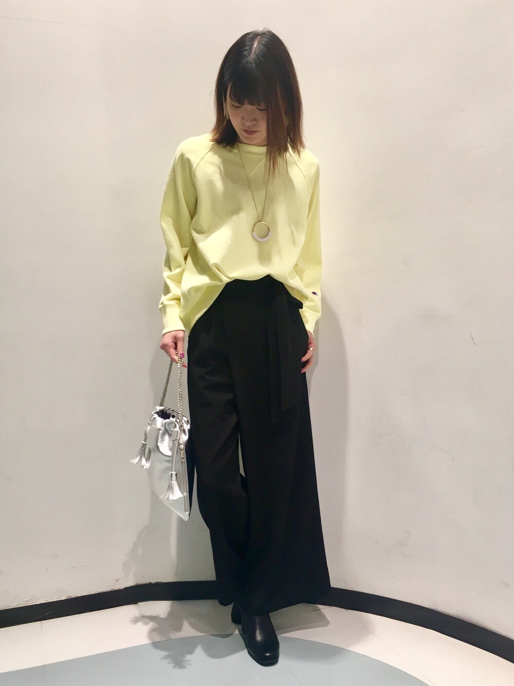 「オトナカジュアル、モード、イエロー、ワイドパンツ、チャンピオン、シルバー、ハレ、ハレレ」｜「HAREのBIGサークルクリアピアス(HARE)（ピアス（両耳用）、イエロー系）」を使った、YUINEE@HARE立川ルミネさん（レディース・168cm）の冬コーディネートの1枚目の写真