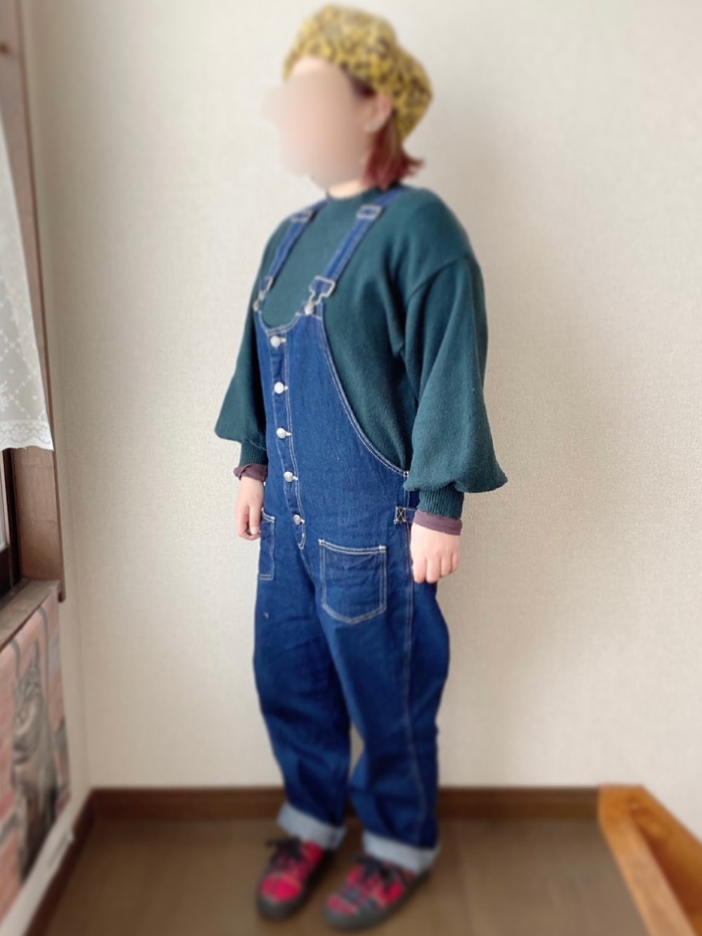 「and it_のフロントボタンデニムサロペット（サロペット/オーバーオール、ブルー系）」を使った、エムさん（レディース・150cm）の冬コーディネートの1枚目の写真