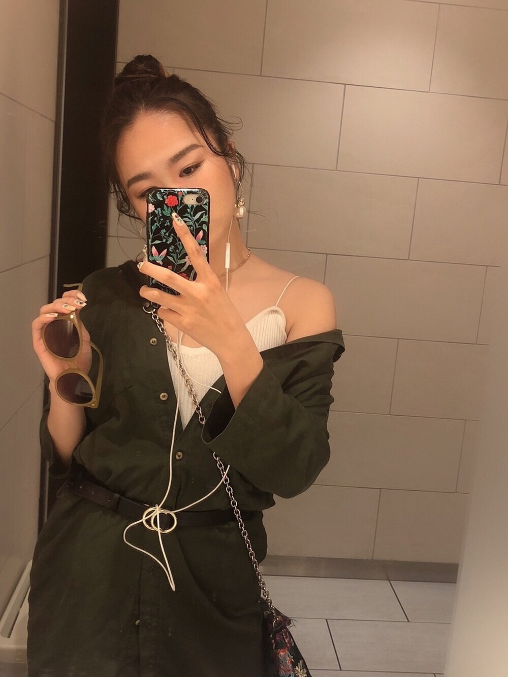 「GALLERIE、派手柄、カーキシャツ、サングラススタイル、iPhoneケース、kate spade new york(kate spade new york)、ZARA、肩出し、抜け感、フォロー返します」｜「メルカリのアイテム（キャミソール、ベージュ系）」を使った、YU-KAさん（レディース・160cm）の春コーディネートの1枚目の写真