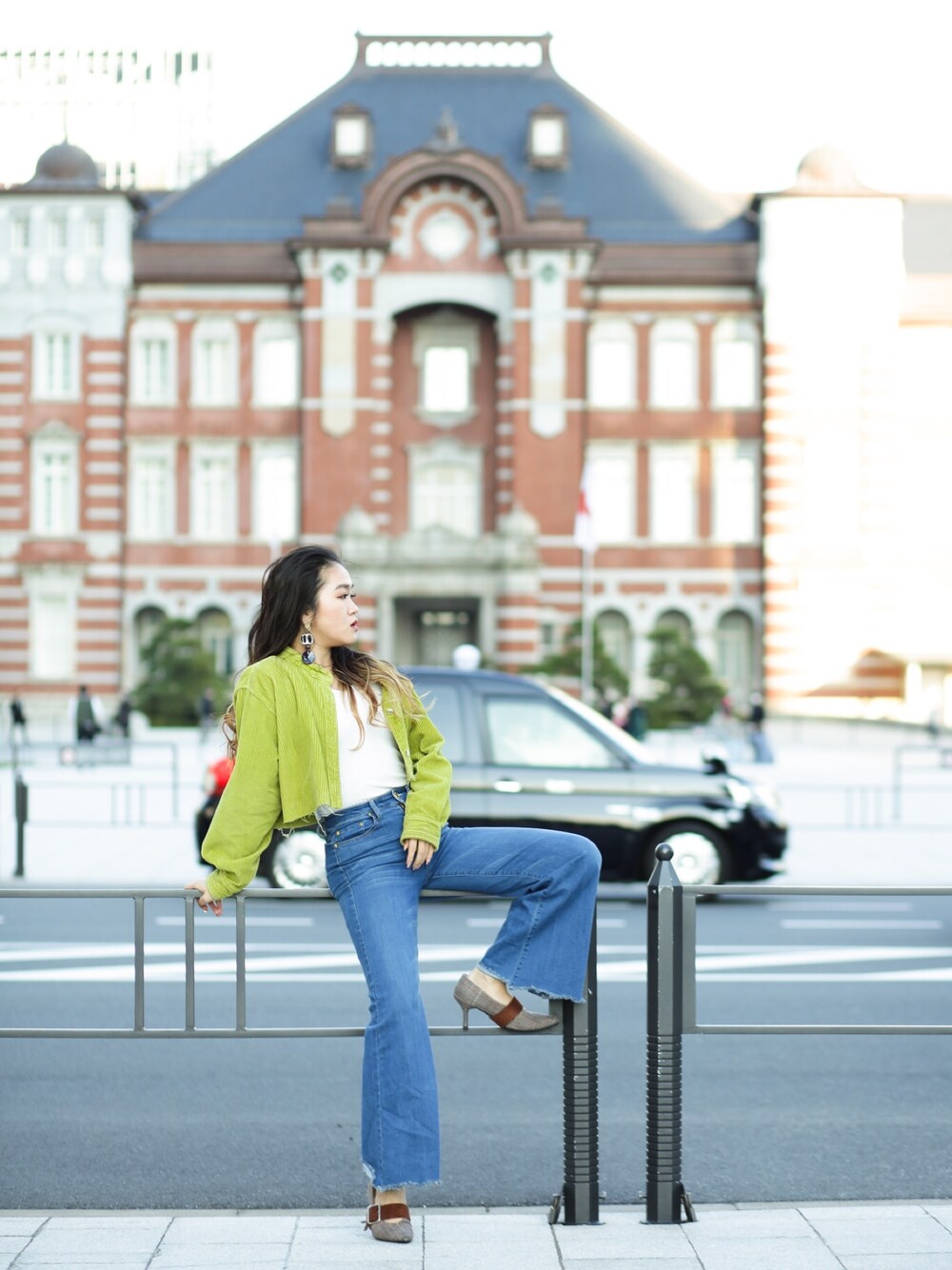 「ポートレート、TOKYO、撮影、バギーパンツ、GALLERIE、FIG&VIPER、派手色、個性派、ショート丈トップス」｜「GALLERIEのベルトパンプス（パンプス、ブラック系）」を使った、YU-KAさん（レディース・160cm）の春コーディネートの1枚目の写真