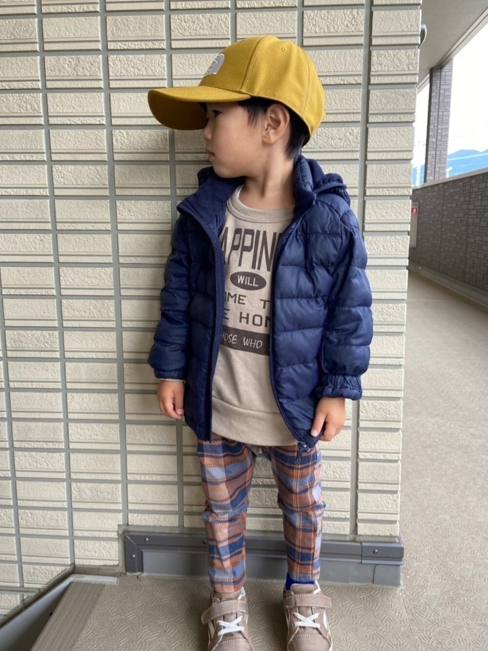 ブルー系のダウンジャケット/コート、オレンジ系のその他パンツ、ブラウン系のスウェットを着用したキッズの冬コーディネートの1枚目の写真