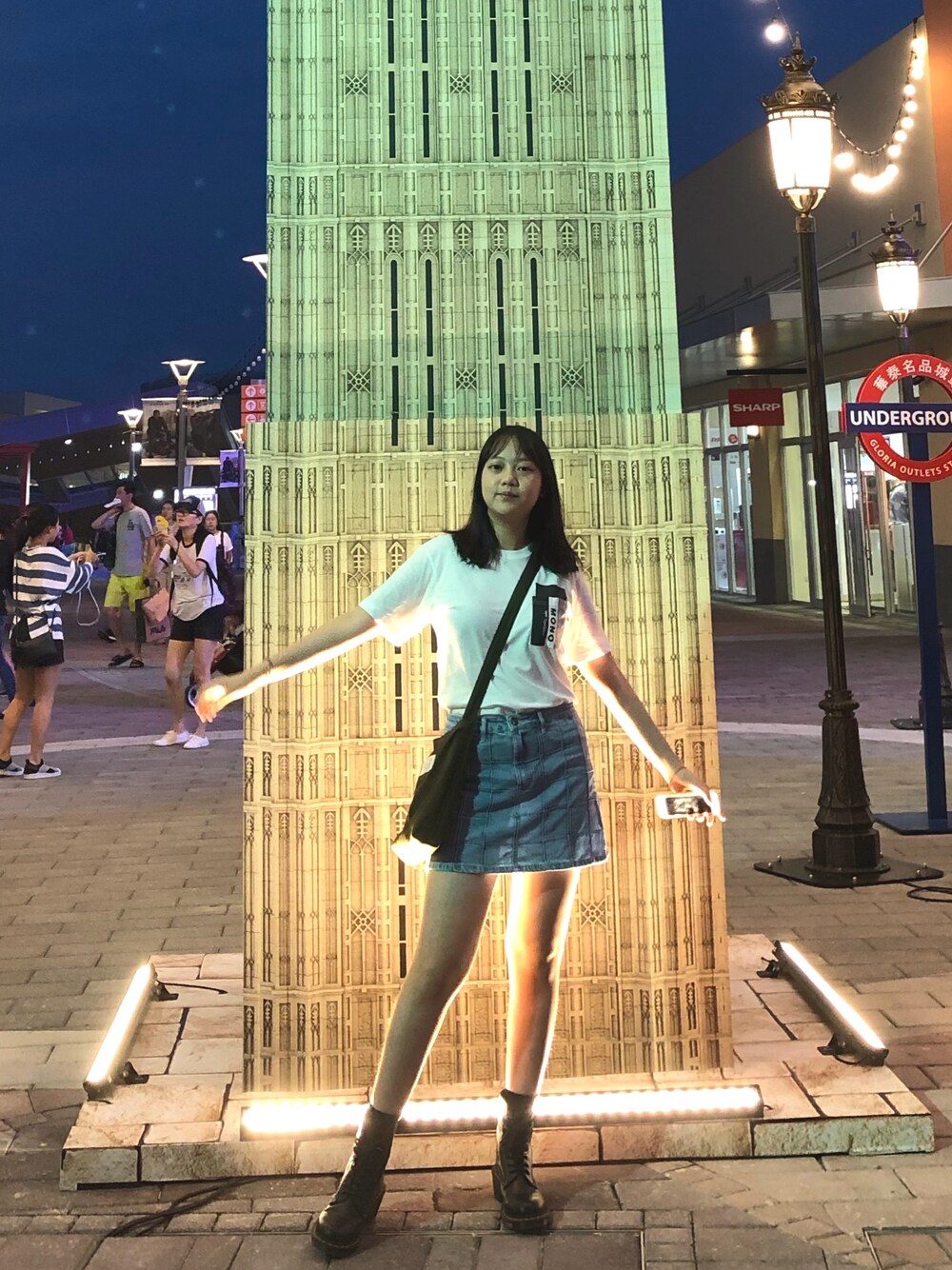「夏、白T、丹寧、UNIQLO、Dr.Martens、華泰名品城、ootd、休閒搭配」｜「UNIQLOのアイテム（Tシャツ/カットソー、ホワイト系）」を使った、Katie Katさん（レディース・166cm）の春コーディネートの1枚目の写真