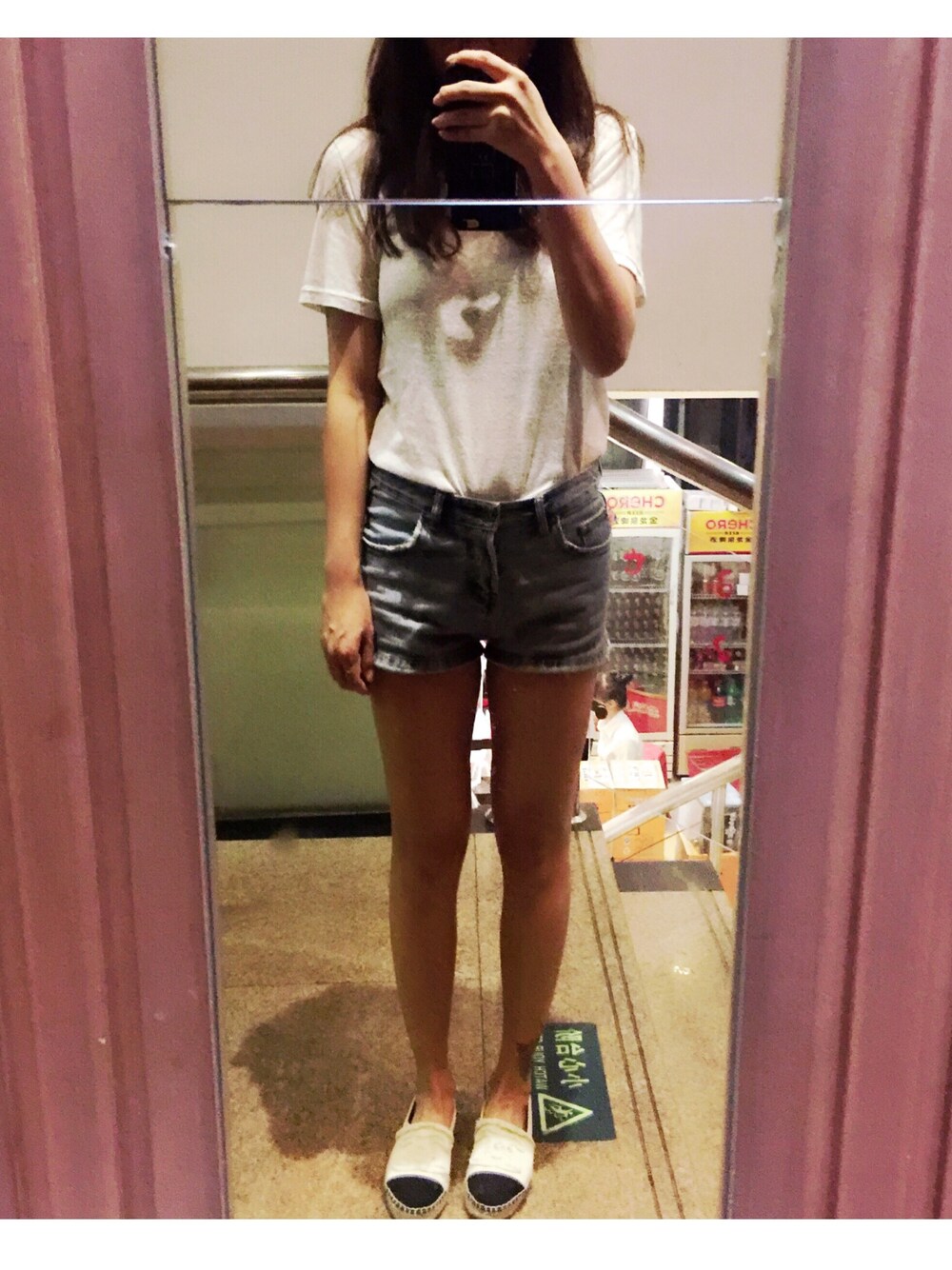 「H&Mのアイテム（Tシャツ/カットソー、ホワイト系）」を使った、Black布利さん（レディース・163cm）の冬コーディネートの1枚目の写真