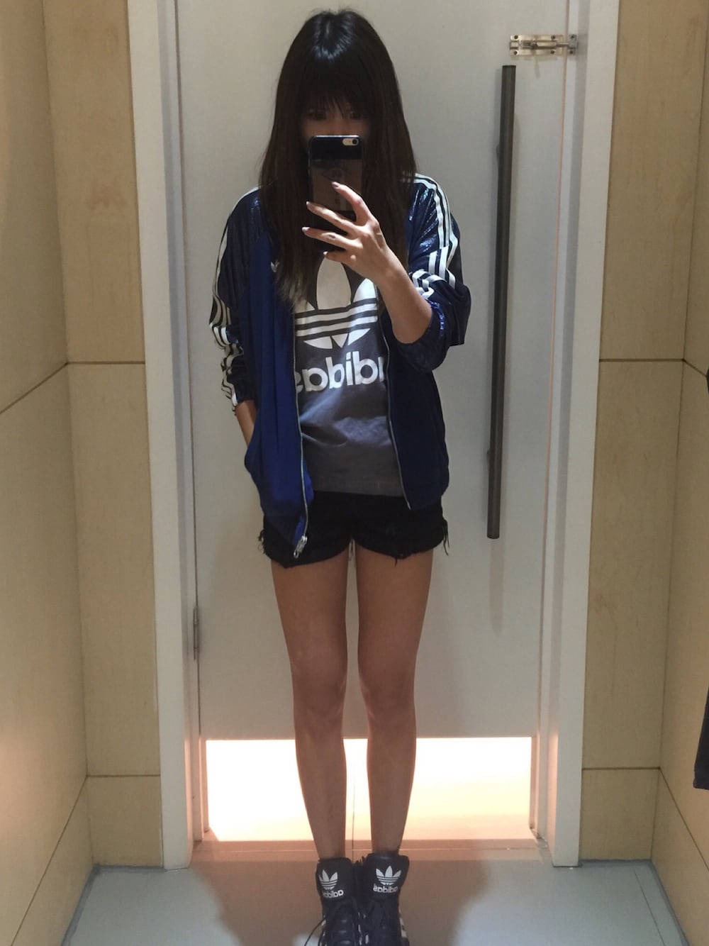 「adidas Originalsのアイテム（Tシャツ/カットソー、ブルー系）」を使った、Black布利さん（レディース・163cm）の冬コーディネートの1枚目の写真