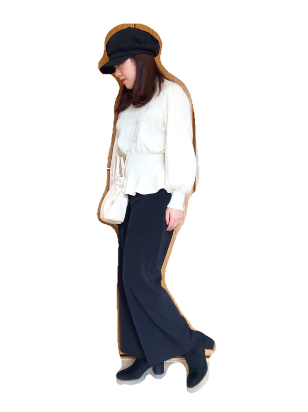 ホワイト系のニット/セーター、ブラック系のその他パンツ、ブラック系のブーツを着用したレディースの春コーディネートの1枚目の写真