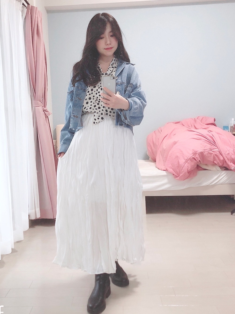 ホワイト系のシャツ/ブラウス、ホワイト系のスカート、ブルー系のデニムジャケットを着用したレディースの春コーディネートの1枚目の写真