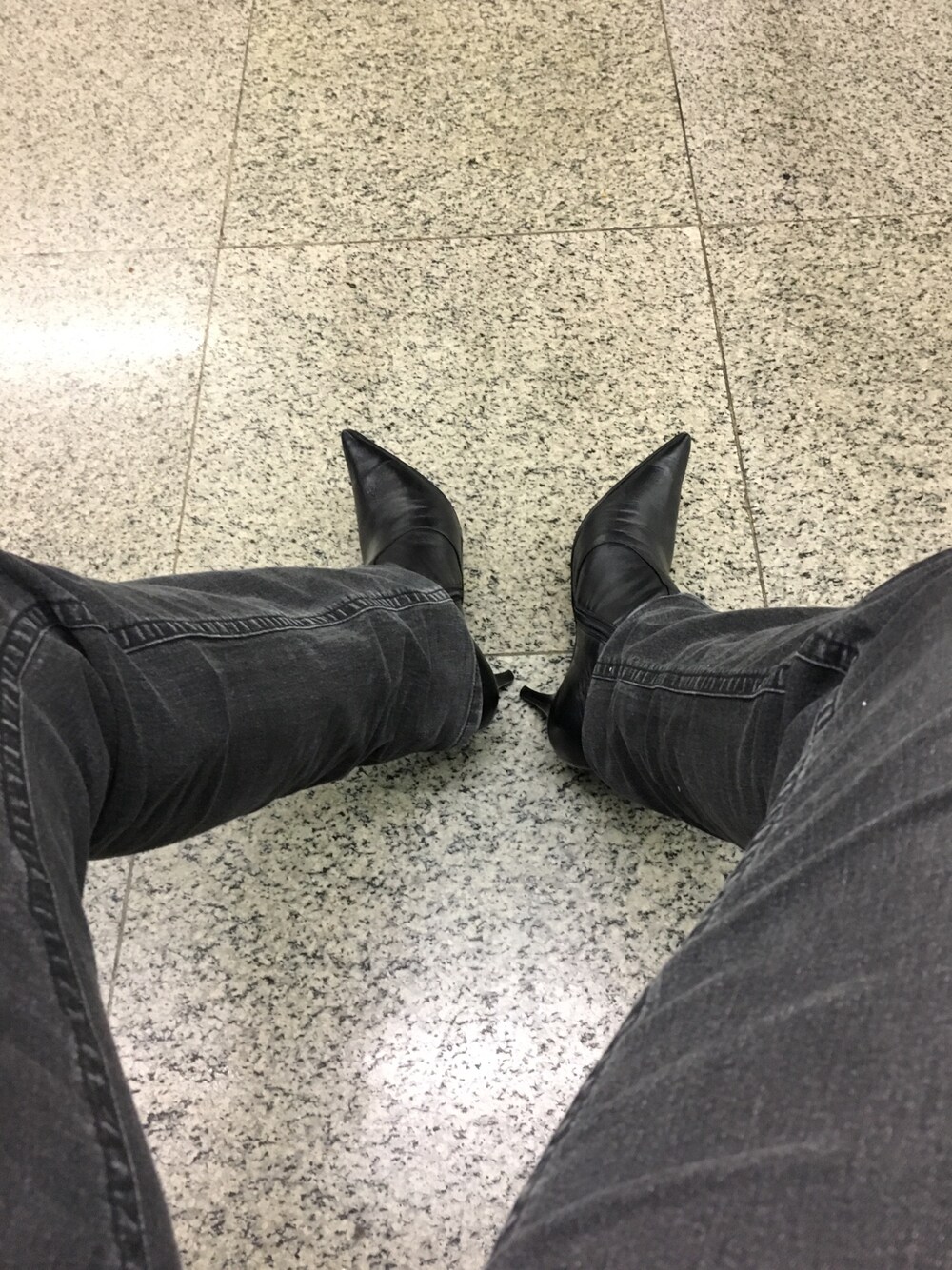 「駅」｜「UNKNOWN.のアイテム（ブーツ、ブラック系）」を使った、Pointy toe さん（メンズ・175cm）の春コーディネートの1枚目の写真