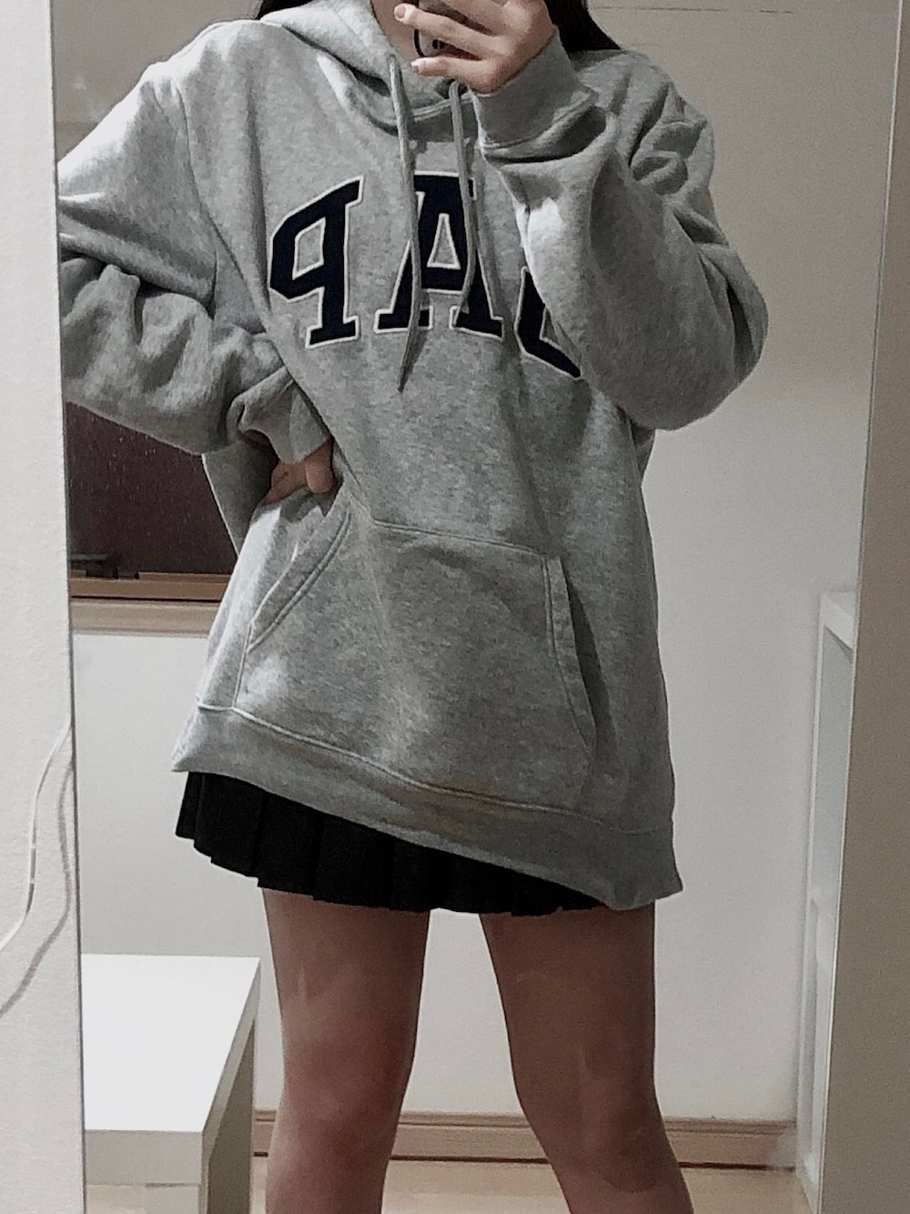 「秋冬コーデ、プチプラ、カジュアルコーデ、ストリート」｜「GAPのアイテム（パーカー、グレー系）」を使った、Erikaさん（レディース・160cm）の冬コーディネートの1枚目の写真