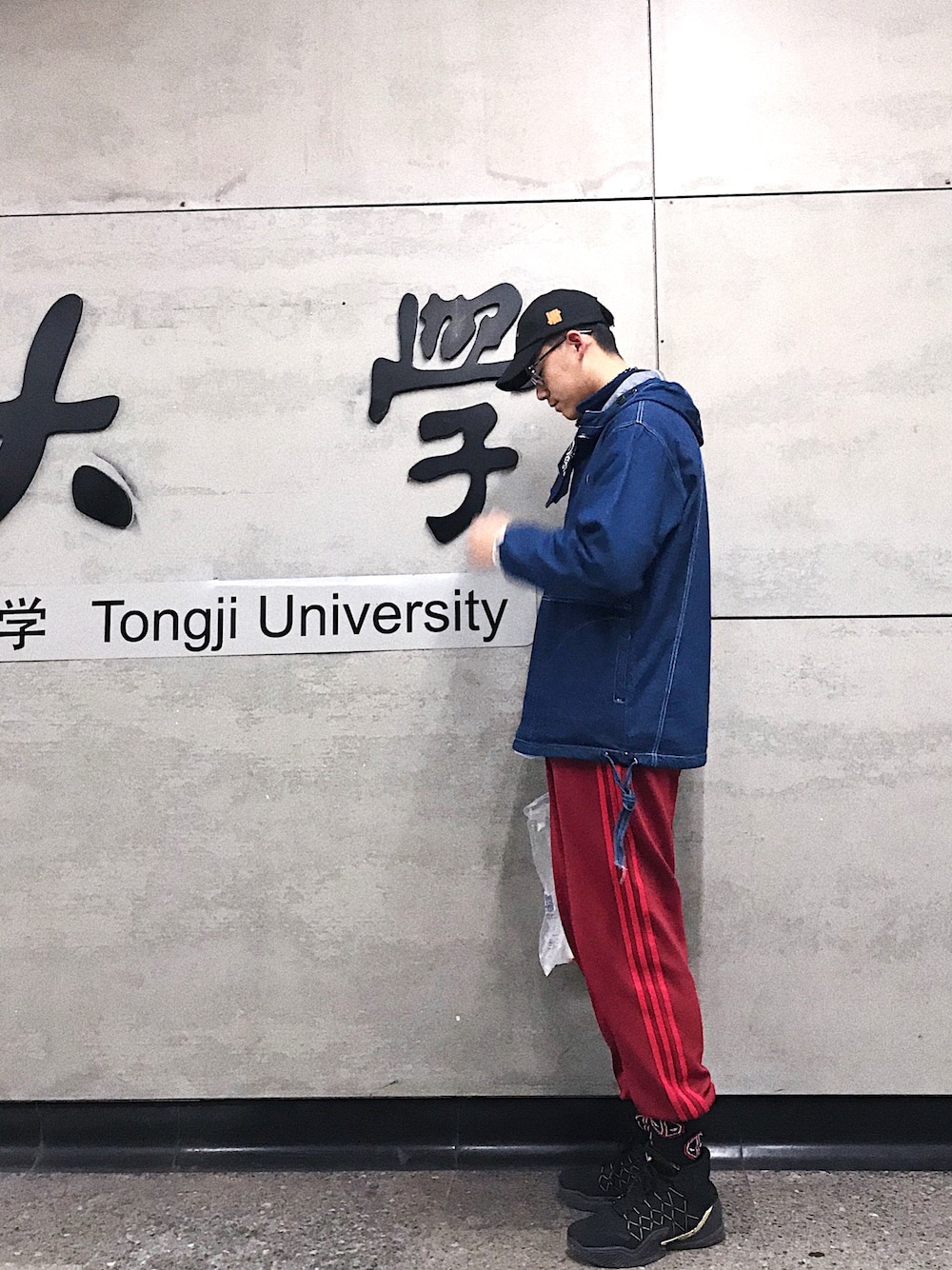 「冬コーデ」｜「Yeezyのアイテム（チノパンツ、レッド系）」を使った、Weirdoandmeさん（メンズ・188cm）の冬コーディネートの1枚目の写真
