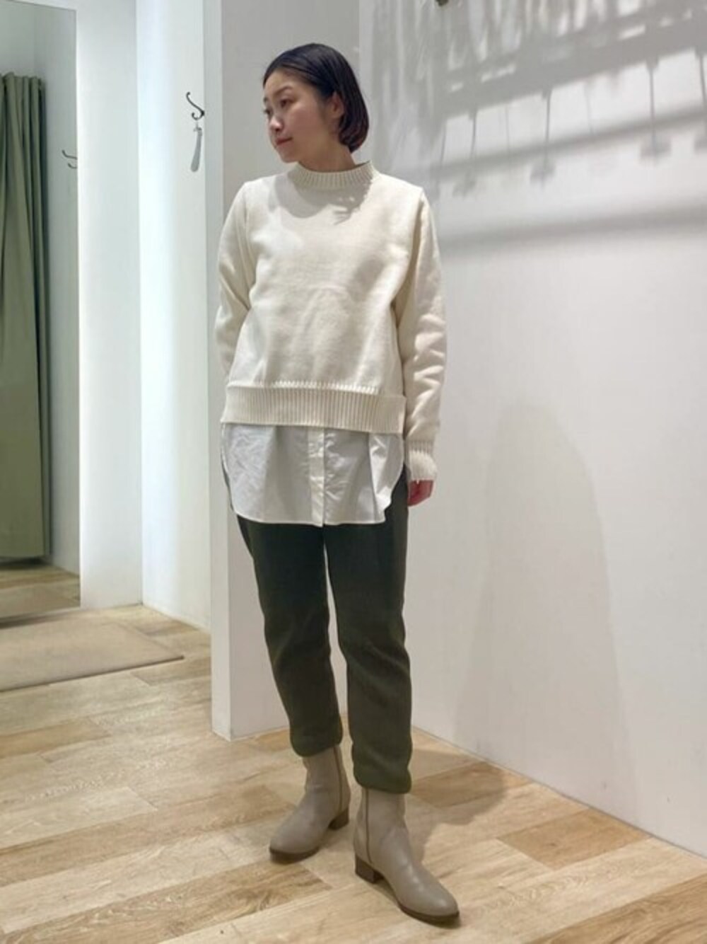 ホワイト系のニット/セーター、ホワイト系のTシャツ/カットソー、グリーン系のその他パンツを着用したレディースの冬コーディネートの1枚目の写真