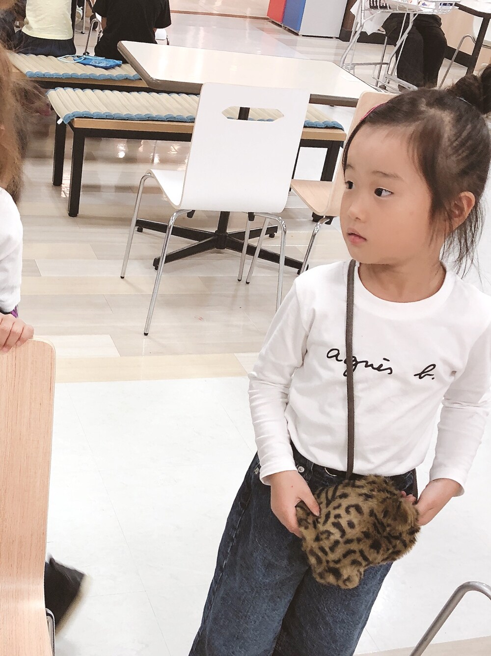 「アニエスベー、レオパード柄、ワイドデニム」｜「agnes b.のS137 E TS（Tシャツ/カットソー、ホワイト系）」を使った、あちｬん◡̈⃝♡さん（キッズ・120cm）の秋コーディネートの1枚目の写真