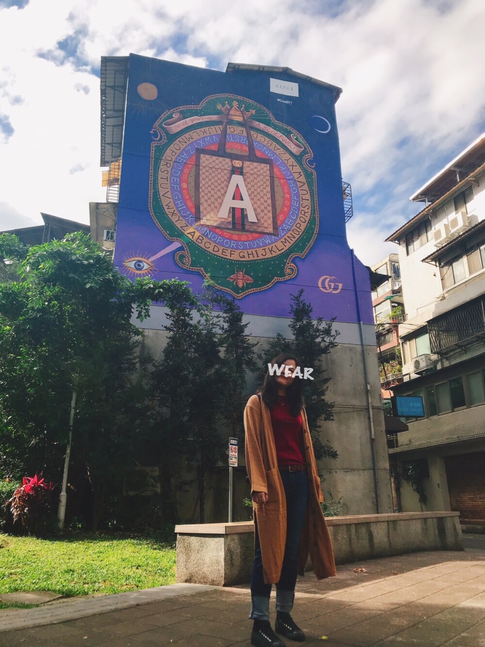 「GUCCI ART WALL、TAIPEI、20181225」｜「UNIQLOのアイテム（Tシャツ/カットソー、レッド系）」を使った、ciyao さん（レディース・166cm）の冬コーディネートの1枚目の写真