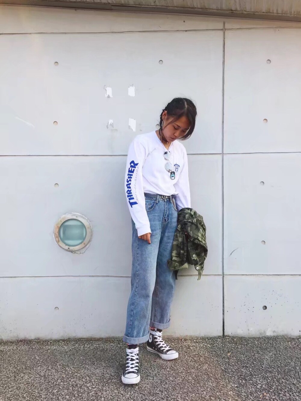 「音乐节、迷笛、街头搭配、休闲、日系极简、oversize、converse、通勤穿搭」｜「THRASHERのアイテム（Tシャツ/カットソー、ホワイト系）」を使った、Joycedbさん（レディース・165cm）の秋コーディネートの1枚目の写真
