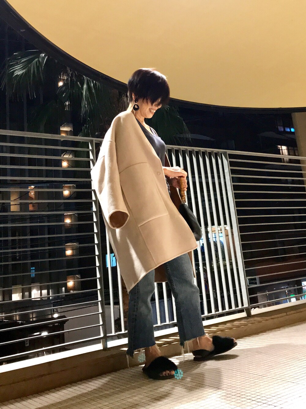 「大人カジュアル、デニム、秋冬コーデ、おちびさん、お洒落さんとつながりたい」｜「IENAのハミルトンラムWフェイス リバーシブルコート◆（その他アウター、ベージュ系）」を使った、Yoko  Ishibashiさん（レディース・153cm）の冬コーディネートの1枚目の写真