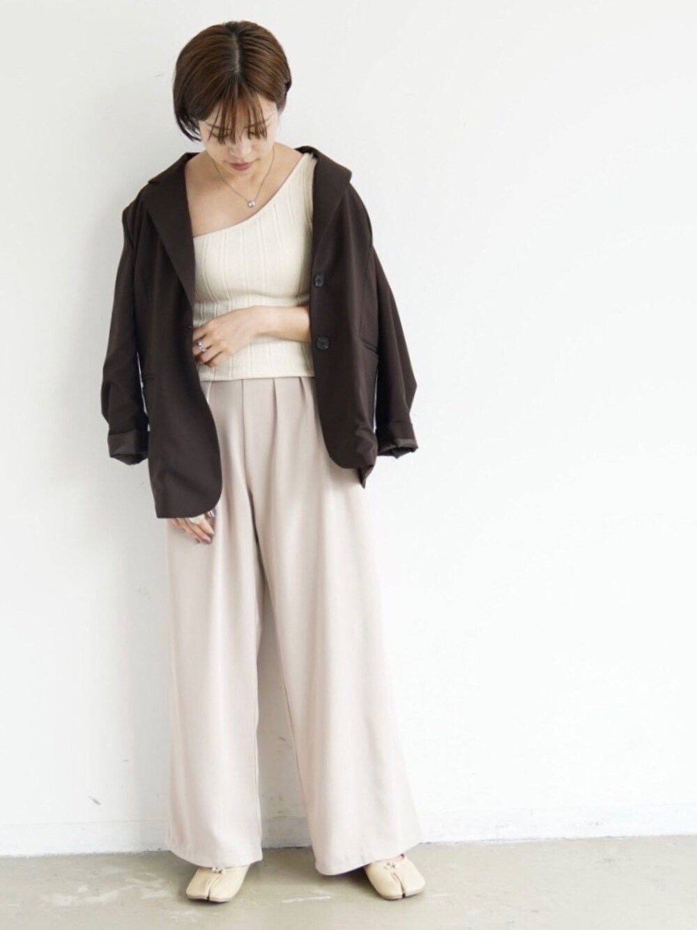 「ジャケット、シンプル、ベージュ、ワイドパンツ、ブラウン、ootd、おしゃれさんと繋がりたい」｜「Aunt Marie'sのAUNT MARIE'S Basicテーラードジャケット/セットアップ（テーラードジャケット、ブラウン系）」を使った、chi☺︎さん（レディース・160cm）の夏コーディネートの1枚目の写真