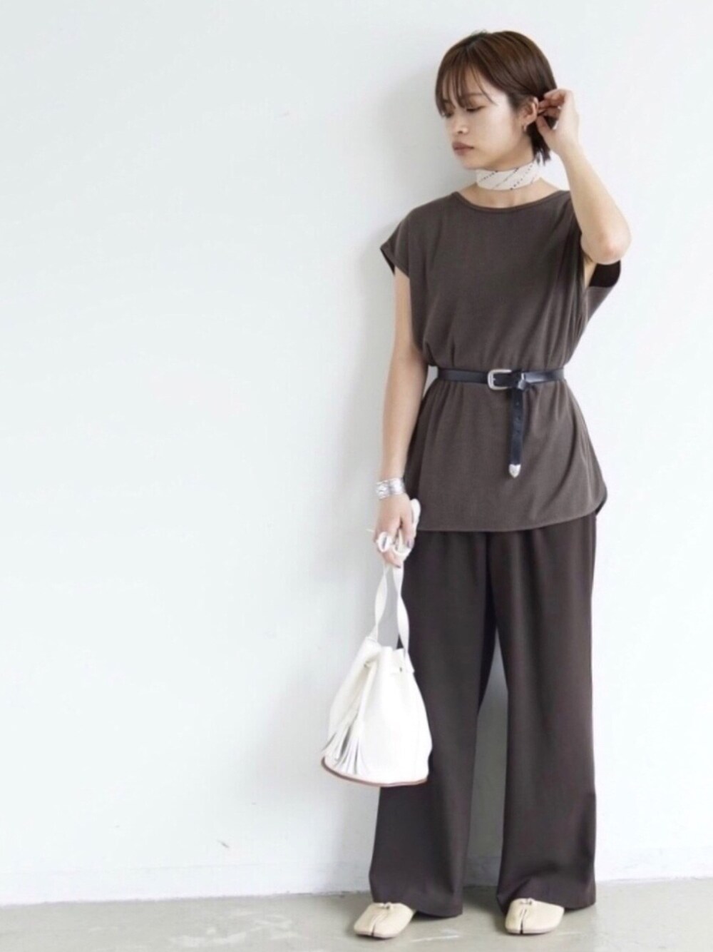 「カジュアル、シンプル、ワイドパンツ、ブラウン、きれいめカジュアル、ootd、ゆるコーデ、ワントーンコーデ」｜「Aunt Marie'sのAUNT MARIE'S ウエストタックスラックス（スラックス、ブラウン系）」を使った、chi☺︎さん（レディース・160cm）の夏コーディネートの1枚目の写真