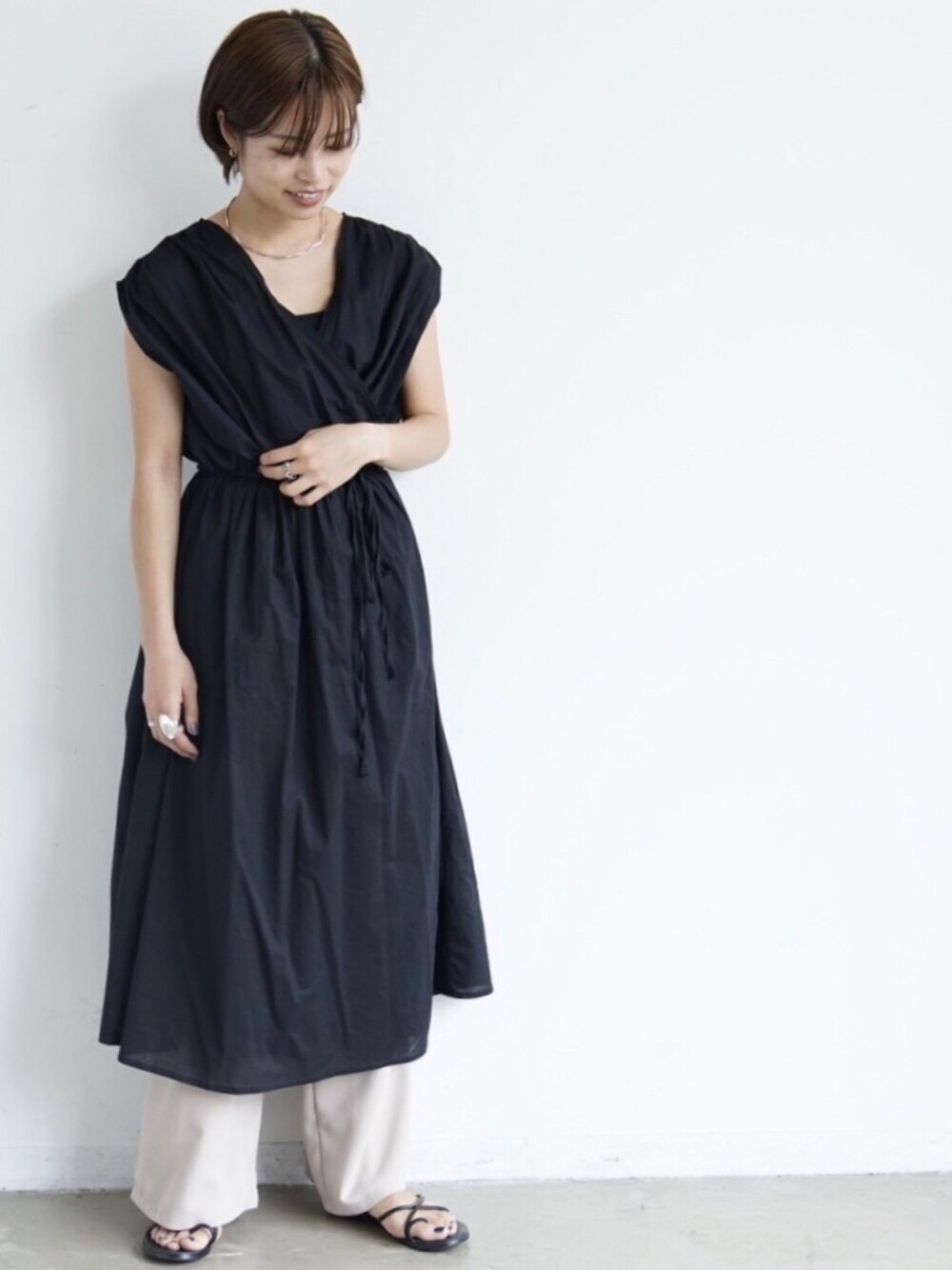 「シンプル、モノトーン、ワイドパンツ、シャツワンピ、パンツスタイル、夏コーデ、おしゃれさんと繋がりたい、カシュクール、ワンピース」｜「Aunt Marie'sのAUNT MARIE'S フレンチスリーブカシュクールワンピース（ワンピース、ブラック系）」を使った、chi☺︎さん（レディース・160cm）の夏コーディネートの1枚目の写真